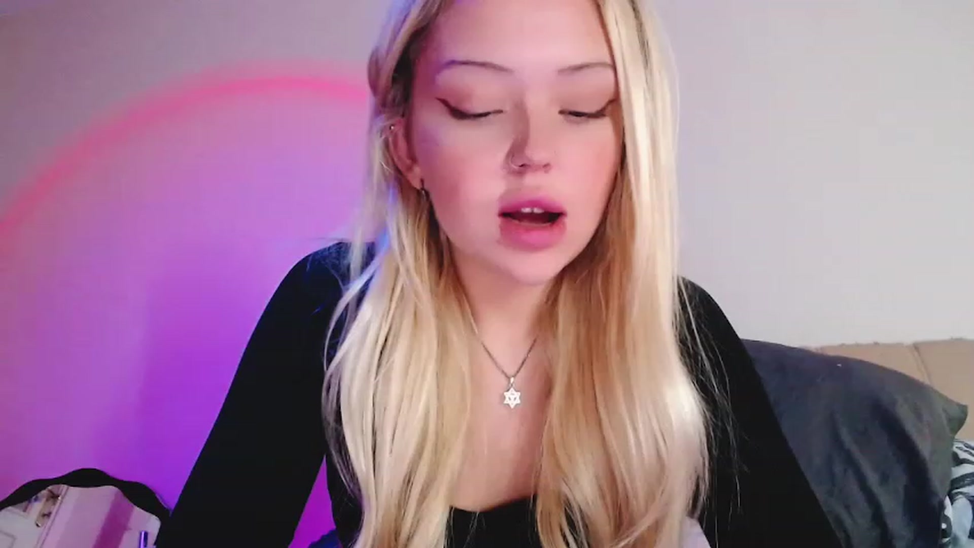 Gallery image thumbnail from Sk8Gurl420's myfreecams stream on, 11/28/2022, 07:44 image 16 of 20
