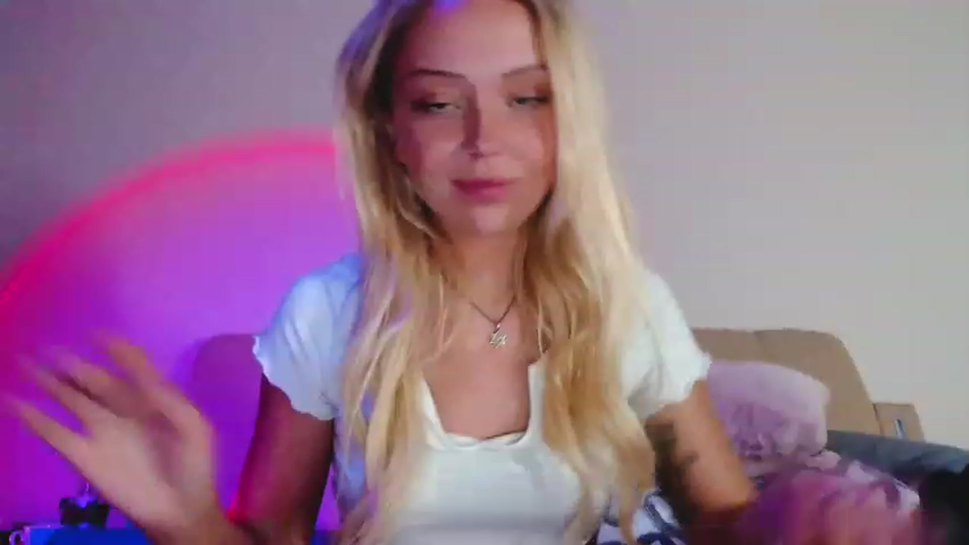 Gallery image thumbnail from Sk8Gurl420's myfreecams stream on, 12/16/2022, 19:08 image 15 of 20