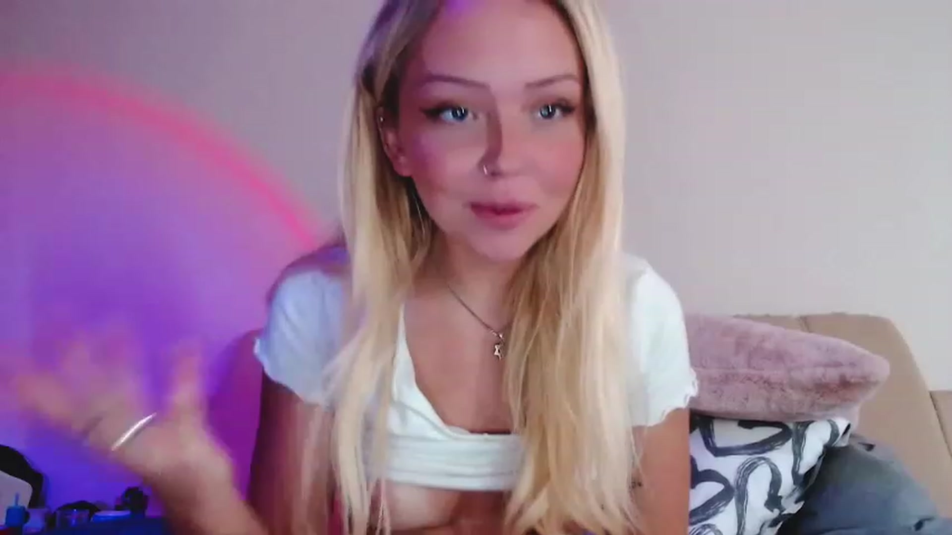Gallery image thumbnail from Sk8Gurl420's myfreecams stream on, 12/17/2022, 13:09 image 14 of 20