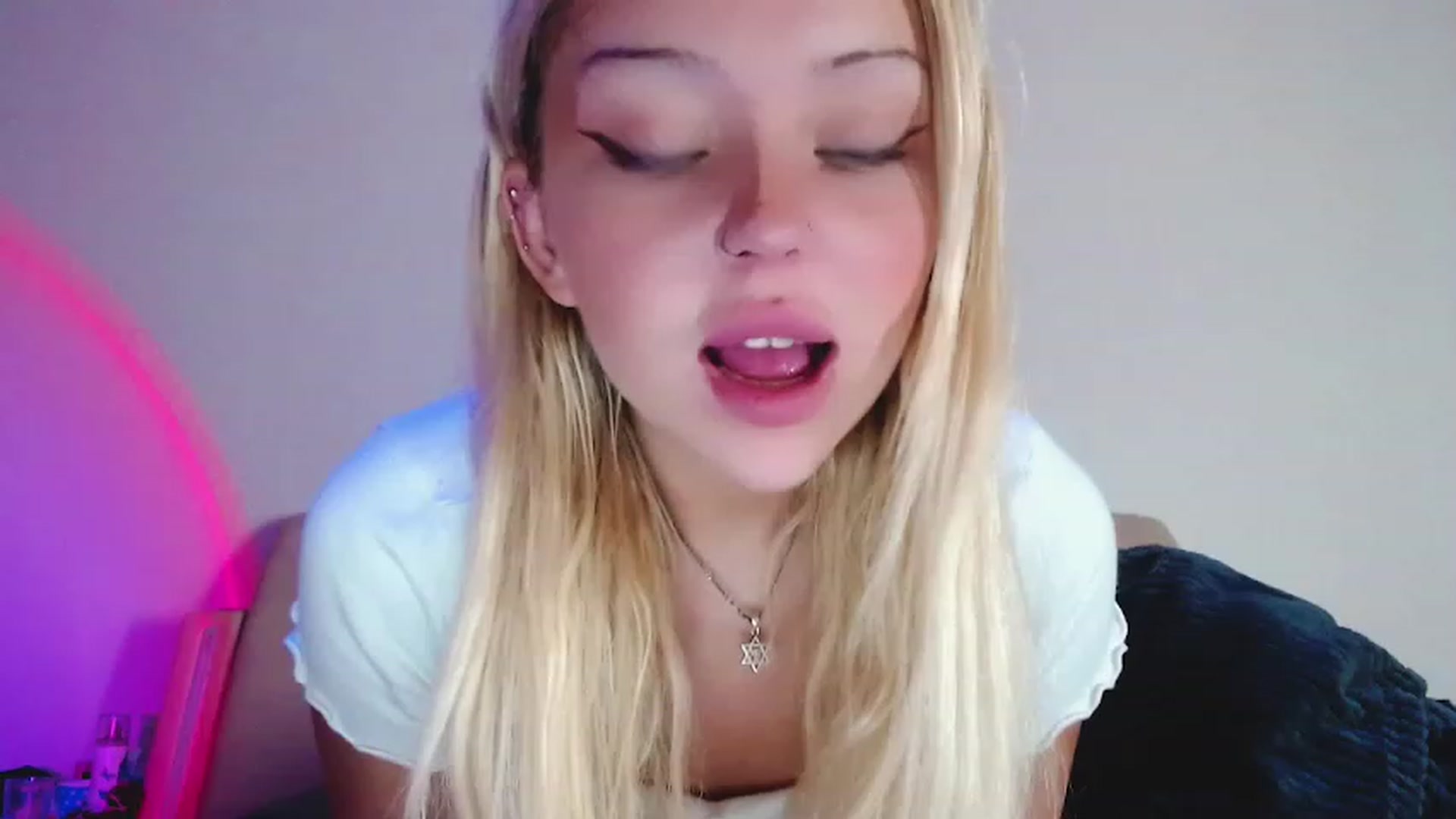 Gallery image thumbnail from Sk8Gurl420's myfreecams stream on, 12/18/2022, 16:13 image 18 of 20