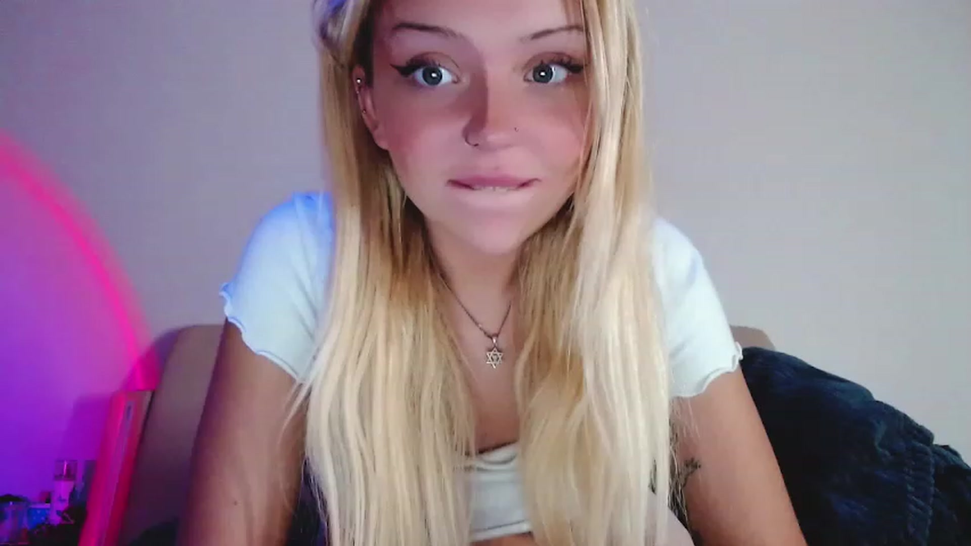 Gallery image thumbnail from Sk8Gurl420's myfreecams stream on, 12/18/2022, 16:13 image 12 of 20