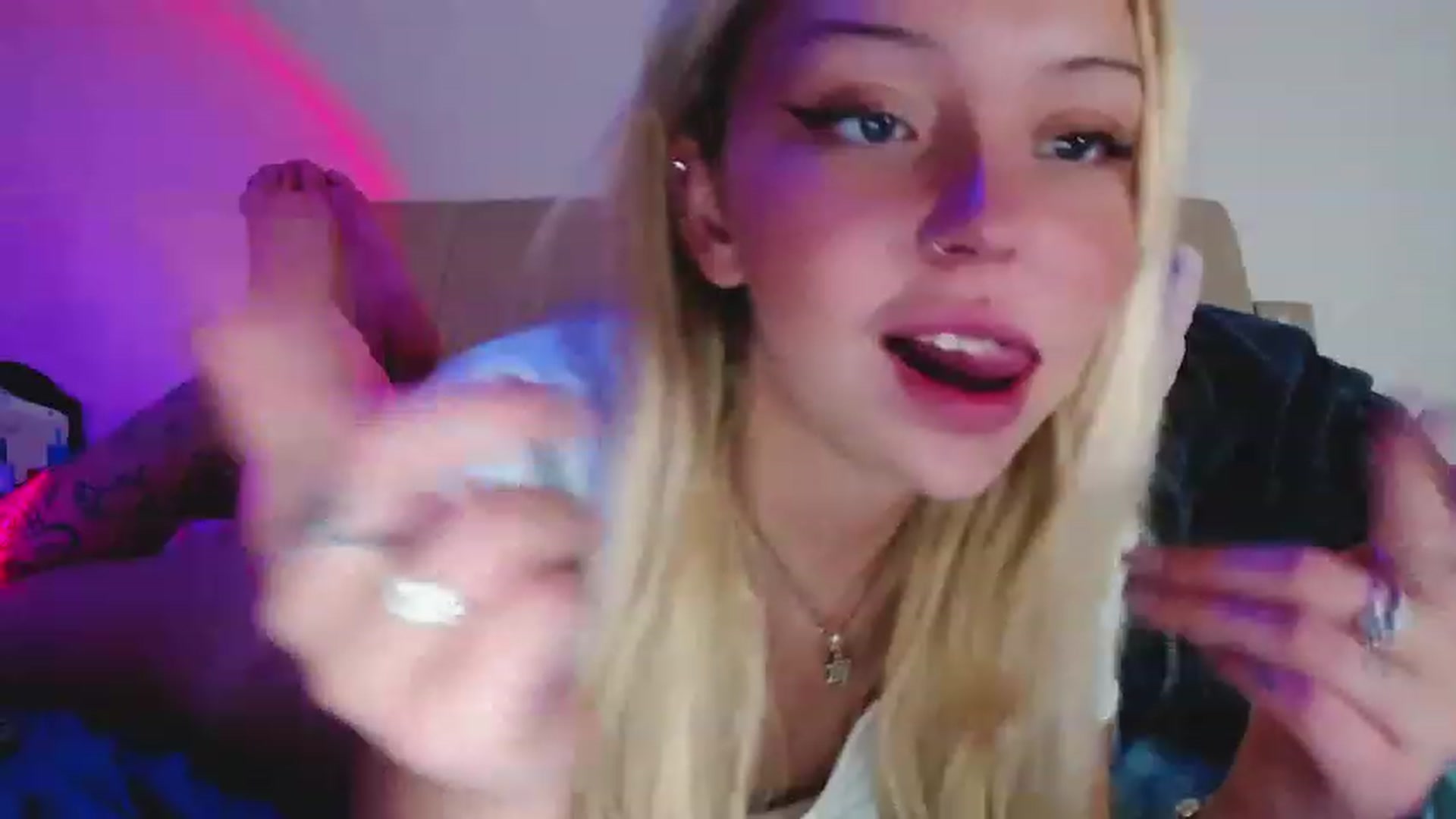 Gallery image thumbnail from Sk8Gurl420's myfreecams stream on, 12/18/2022, 16:34 image 2 of 20
