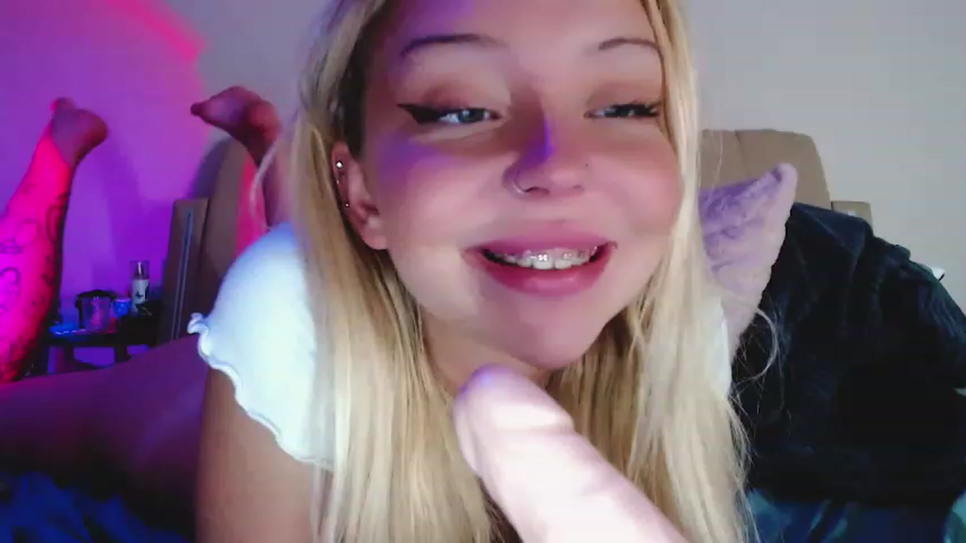 Gallery image thumbnail from Sk8Gurl420's myfreecams stream on, 12/18/2022, 16:34 image 1 of 20