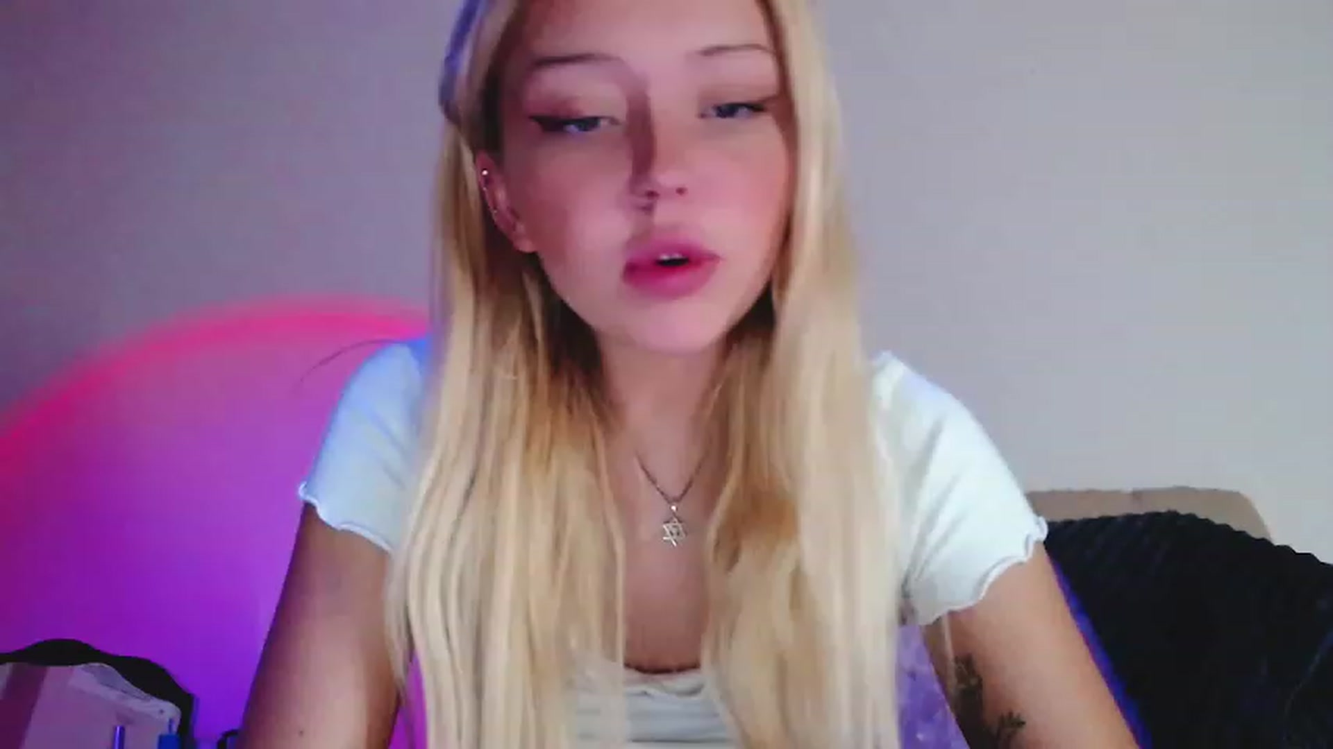 Gallery image thumbnail from Sk8Gurl420's myfreecams stream on, 12/18/2022, 17:08 image 12 of 20