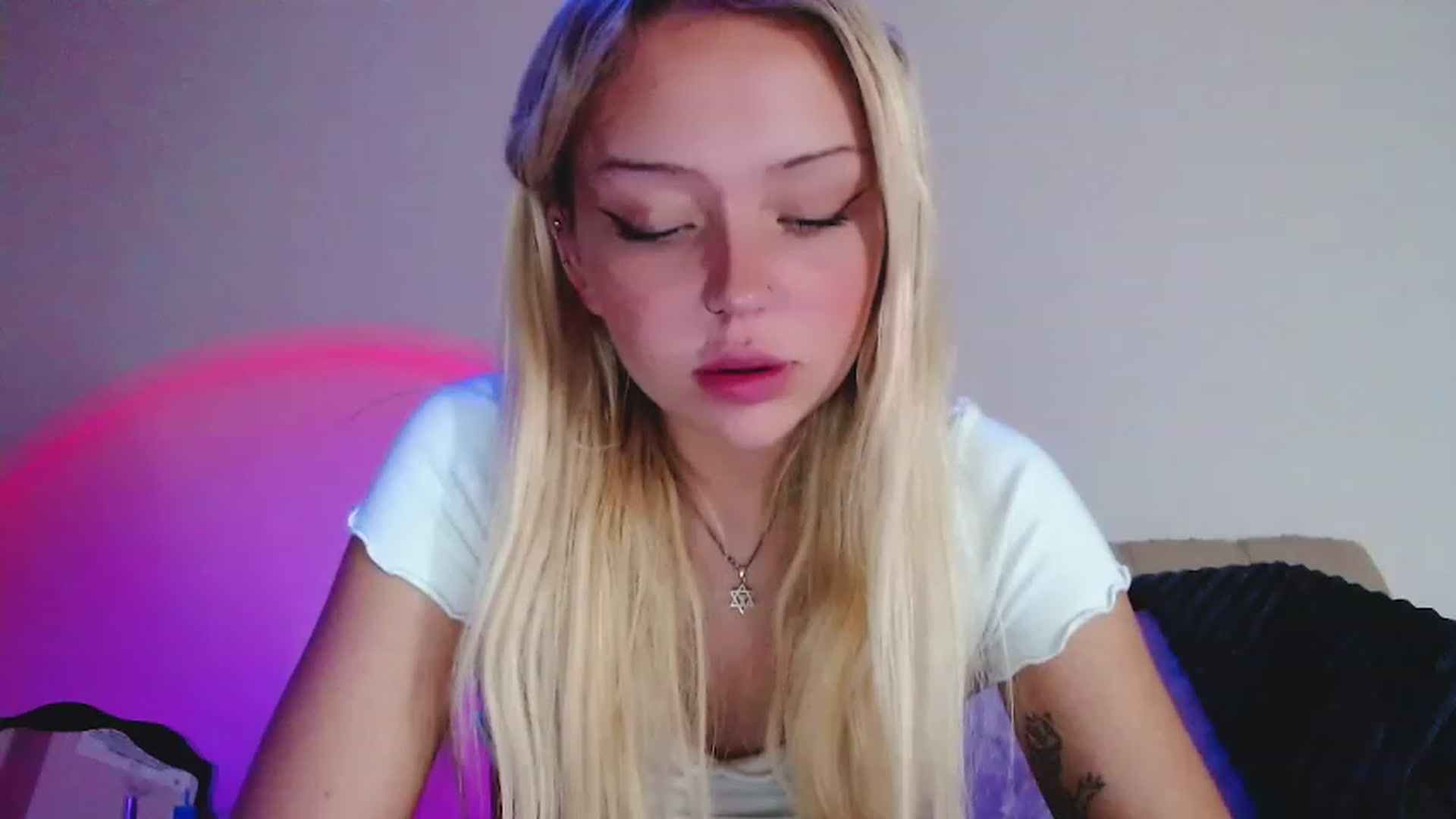 Gallery image thumbnail from Sk8Gurl420's myfreecams stream on, 12/18/2022, 17:08 image 13 of 20