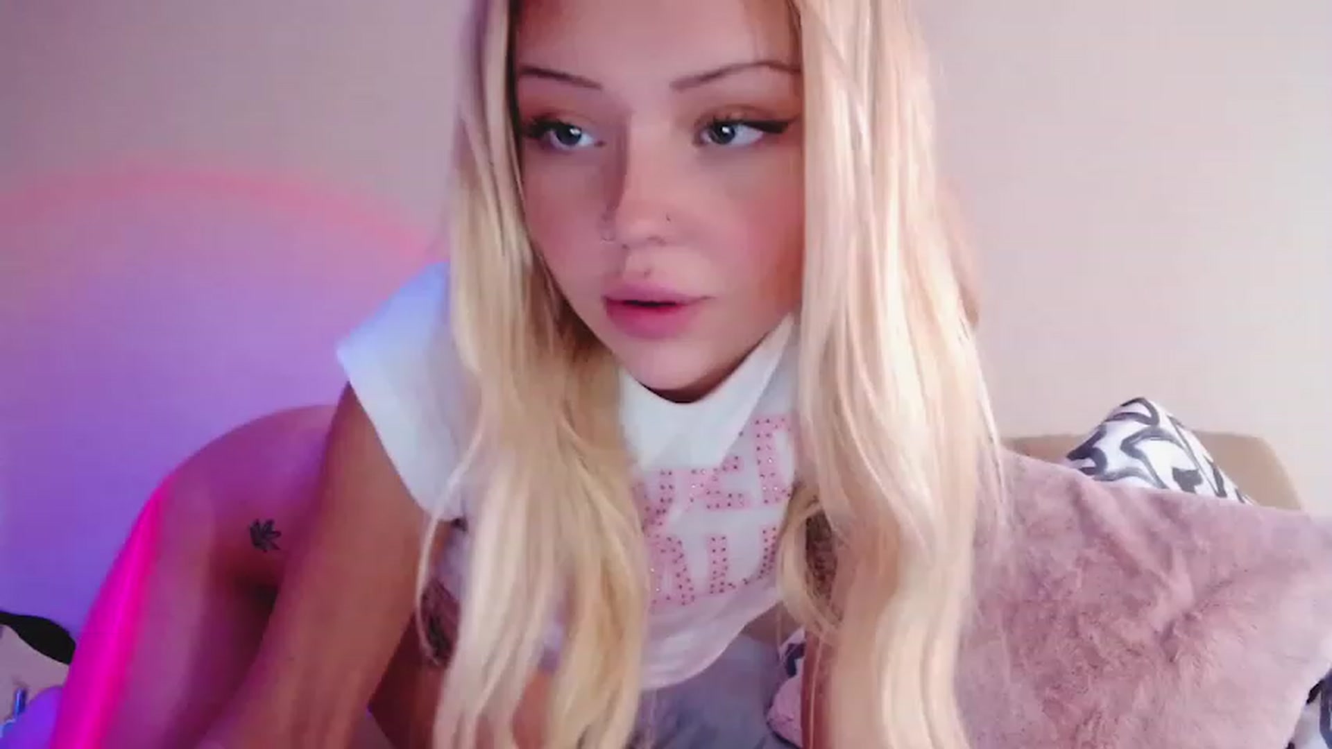 Gallery image thumbnail from Sk8Gurl420's myfreecams stream on, 12/22/2022, 09:27 image 2 of 20