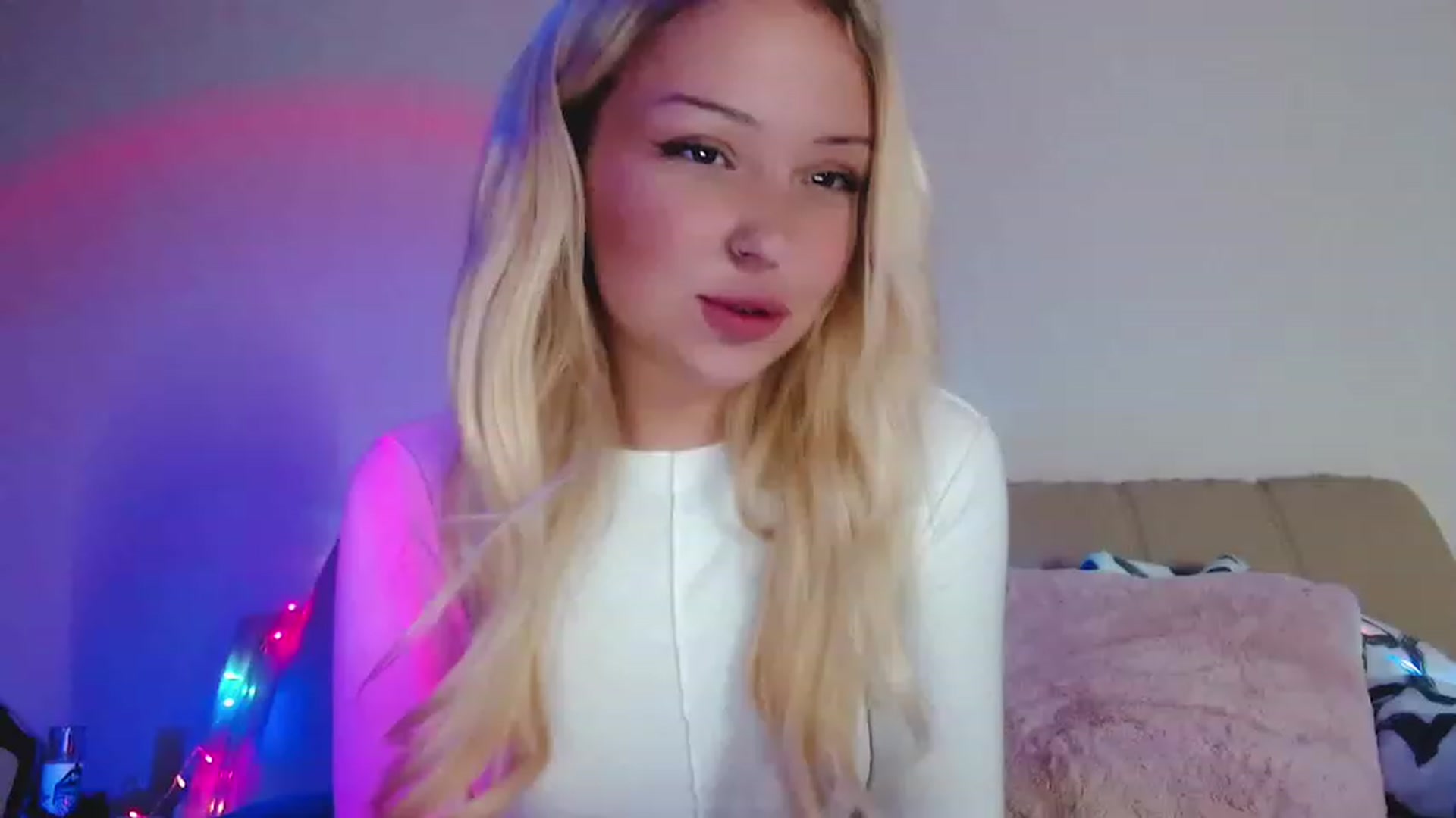 Gallery image thumbnail from Sk8Gurl420's myfreecams stream on, 12/24/2022, 15:20 image 14 of 20