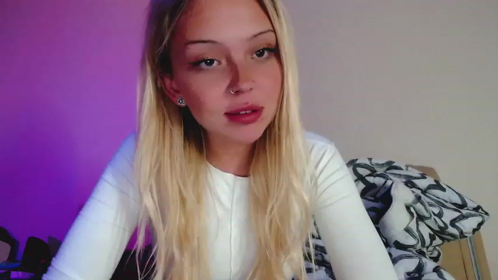 Gallery image thumbnail from Sk8Gurl420's myfreecams stream on, 01/08/2023, 19:04 image 17 of 20