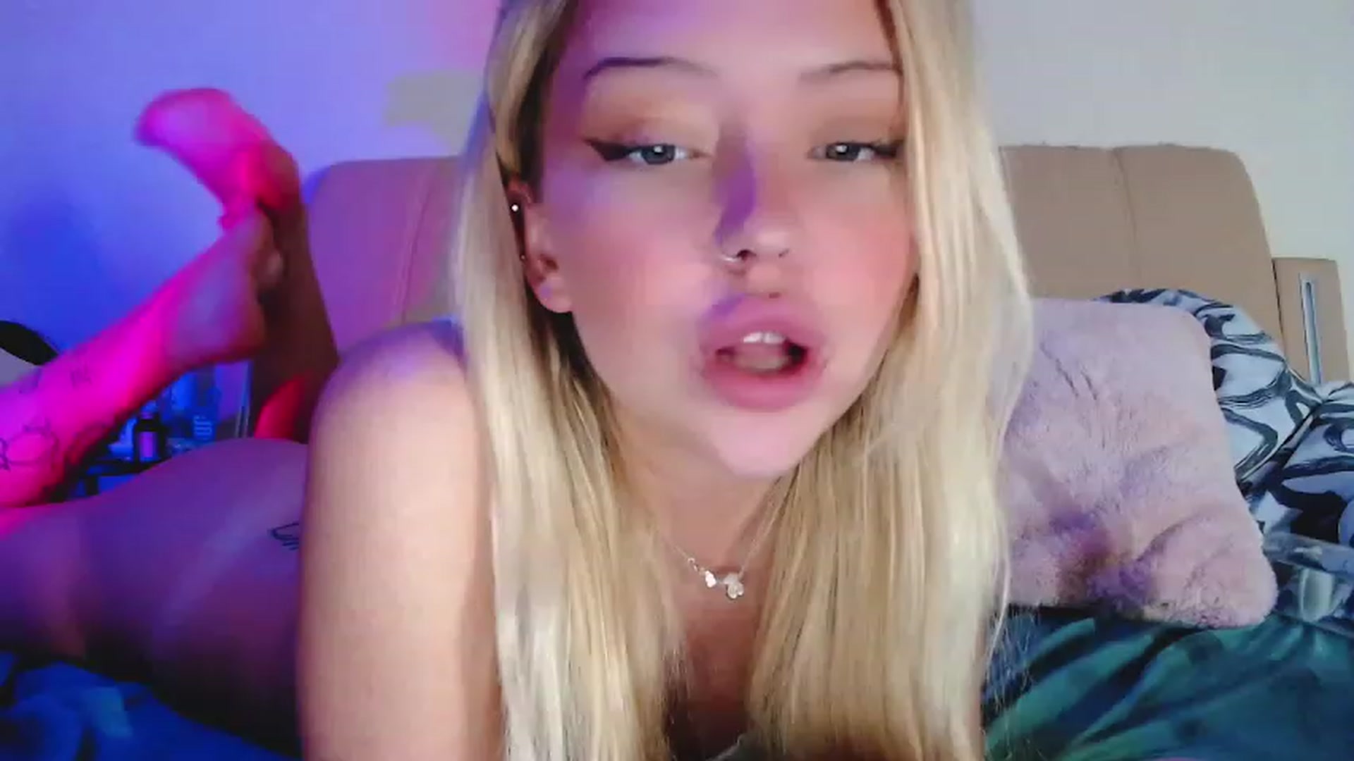 Gallery image thumbnail from Sk8Gurl420's myfreecams stream on, 01/13/2023, 18:16 image 18 of 20