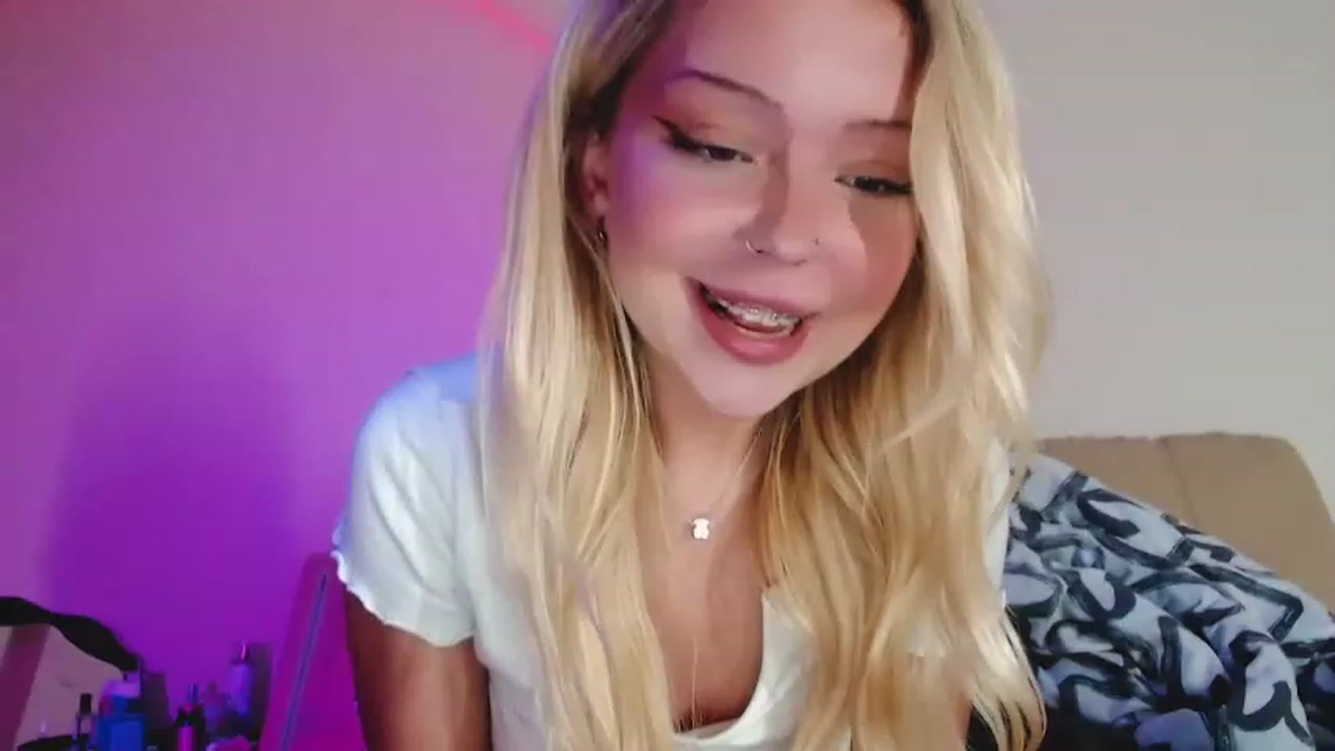 Gallery image thumbnail from Sk8Gurl420's myfreecams stream on, 01/16/2023, 17:04 image 12 of 20