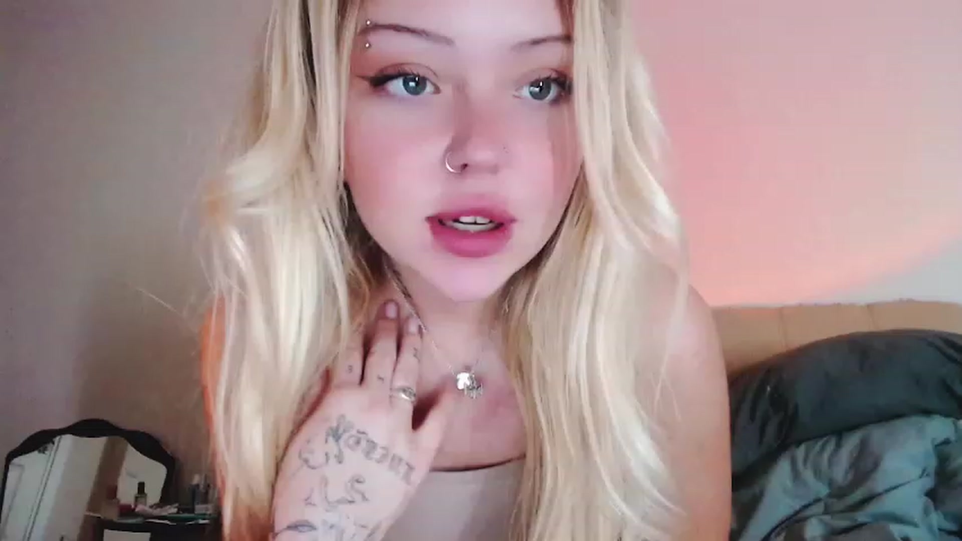 Gallery image thumbnail from Sk8Gurl420's myfreecams stream on, 02/01/2023, 15:26 image 15 of 20