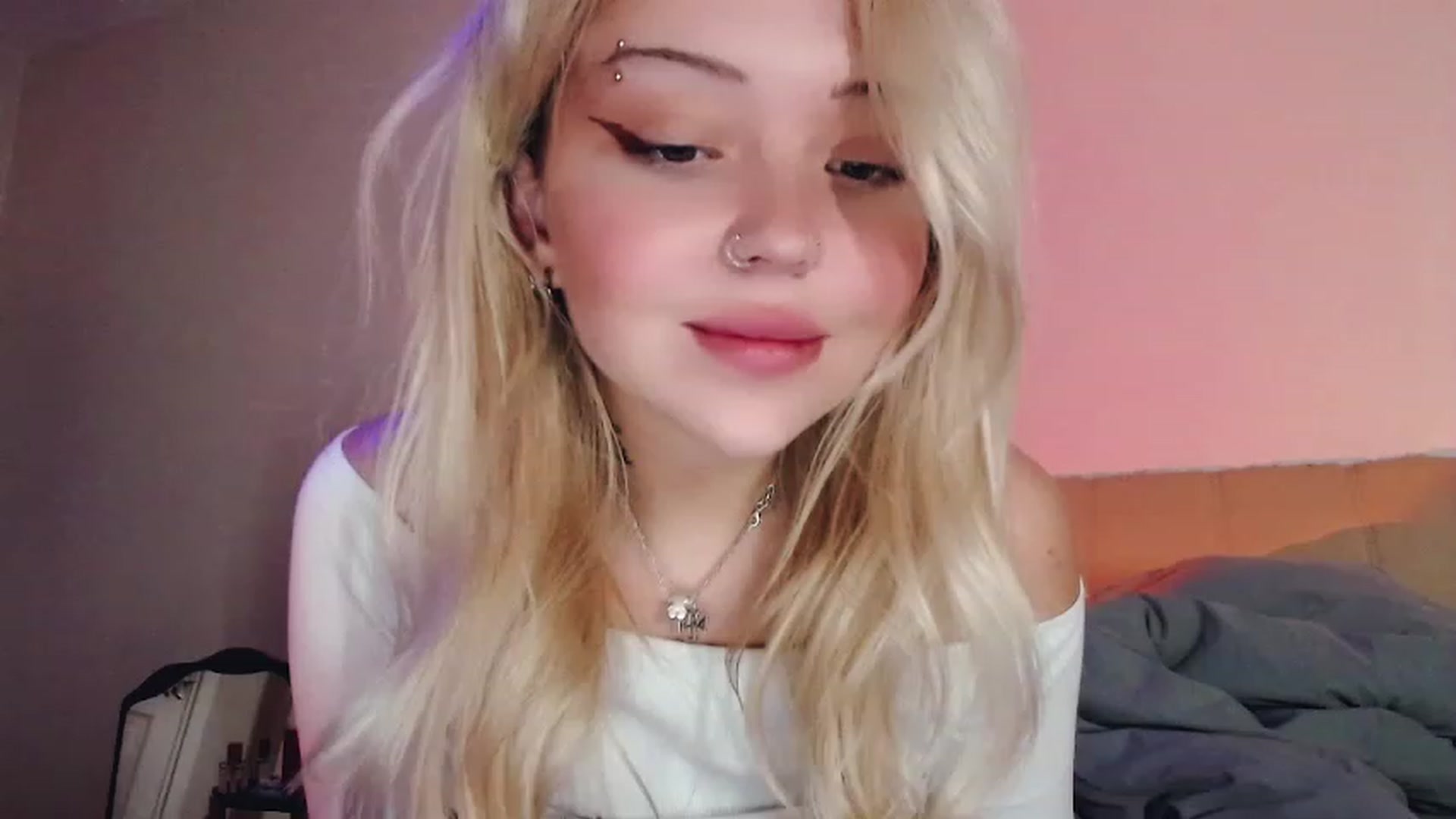 Gallery image thumbnail from Sk8Gurl420's myfreecams stream on, 02/05/2023, 19:19 image 10 of 20