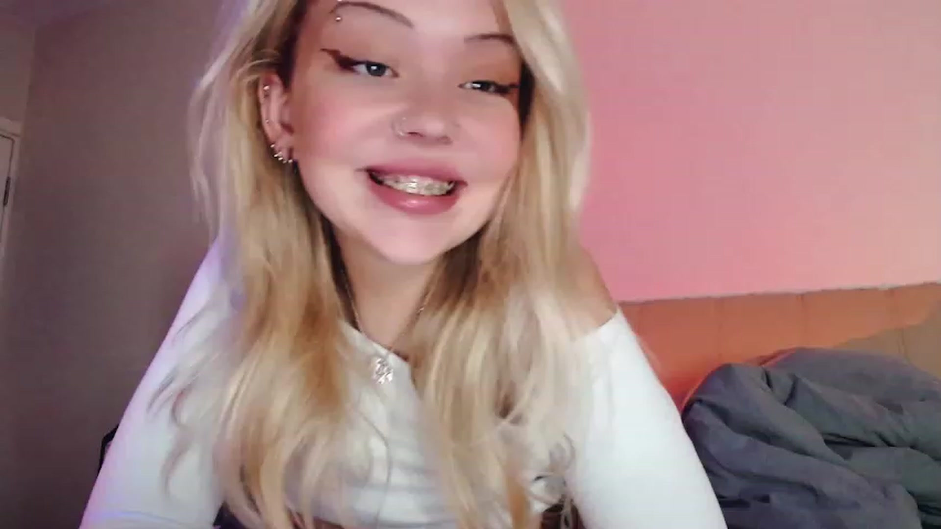Gallery image thumbnail from Sk8Gurl420's myfreecams stream on, 02/05/2023, 19:19 image 12 of 20