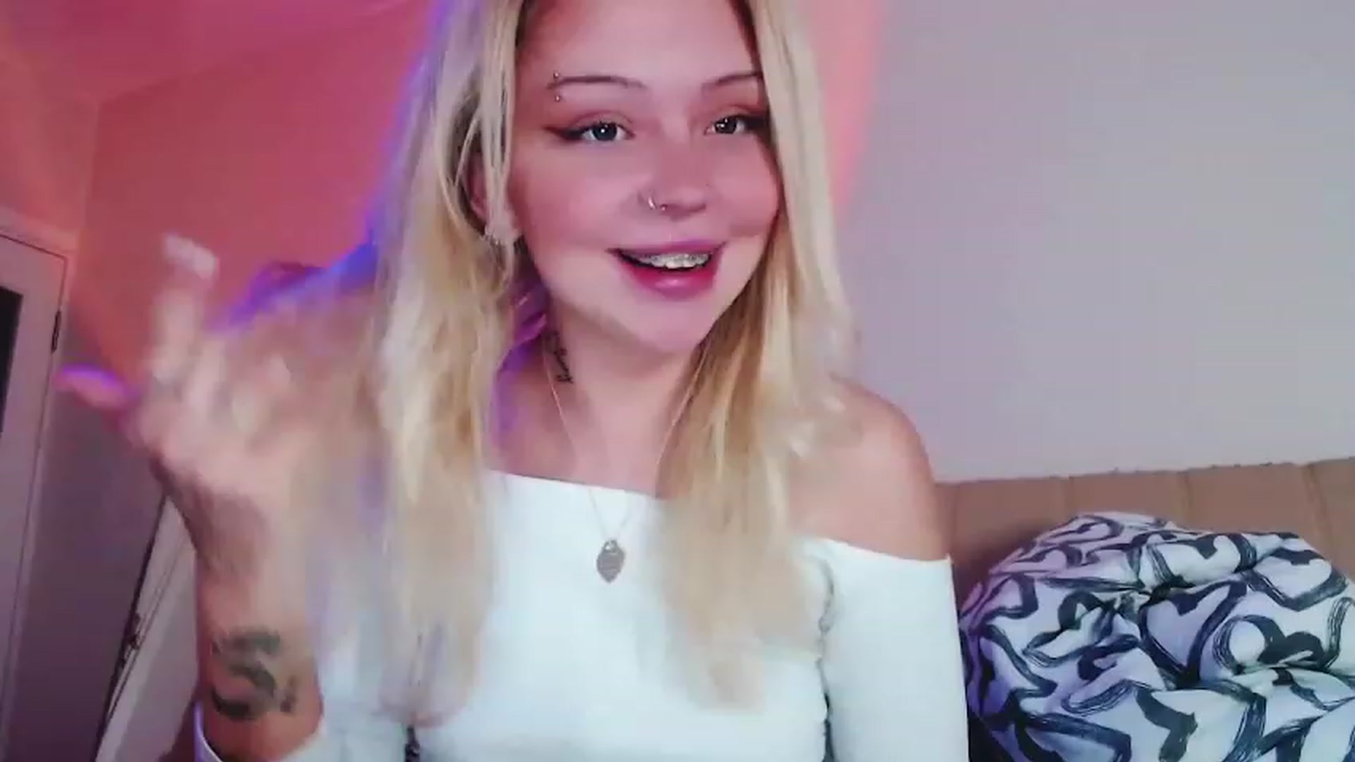 Gallery image thumbnail from Sk8Gurl420's myfreecams stream on, 02/13/2023, 21:33 image 5 of 20
