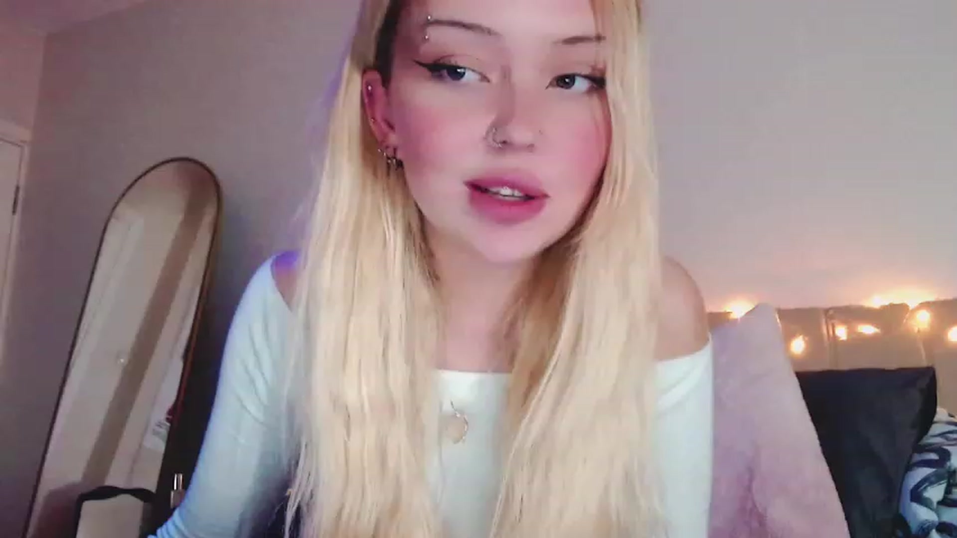 Gallery image thumbnail from Sk8Gurl420's myfreecams stream on, 03/01/2023, 20:59 image 10 of 20