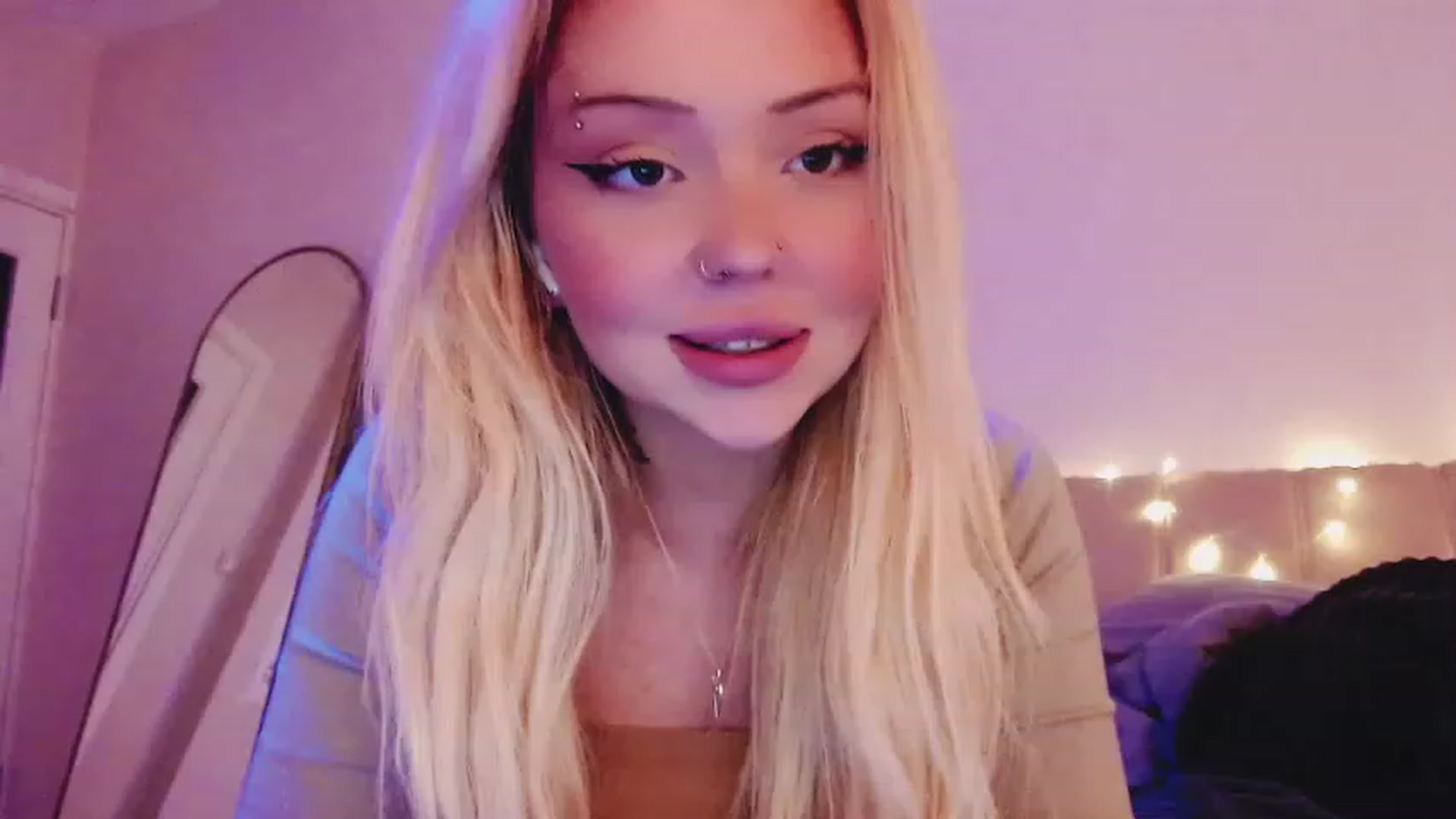 Gallery image thumbnail from Sk8Gurl420's myfreecams stream on, 03/17/2023, 21:31 image 13 of 20