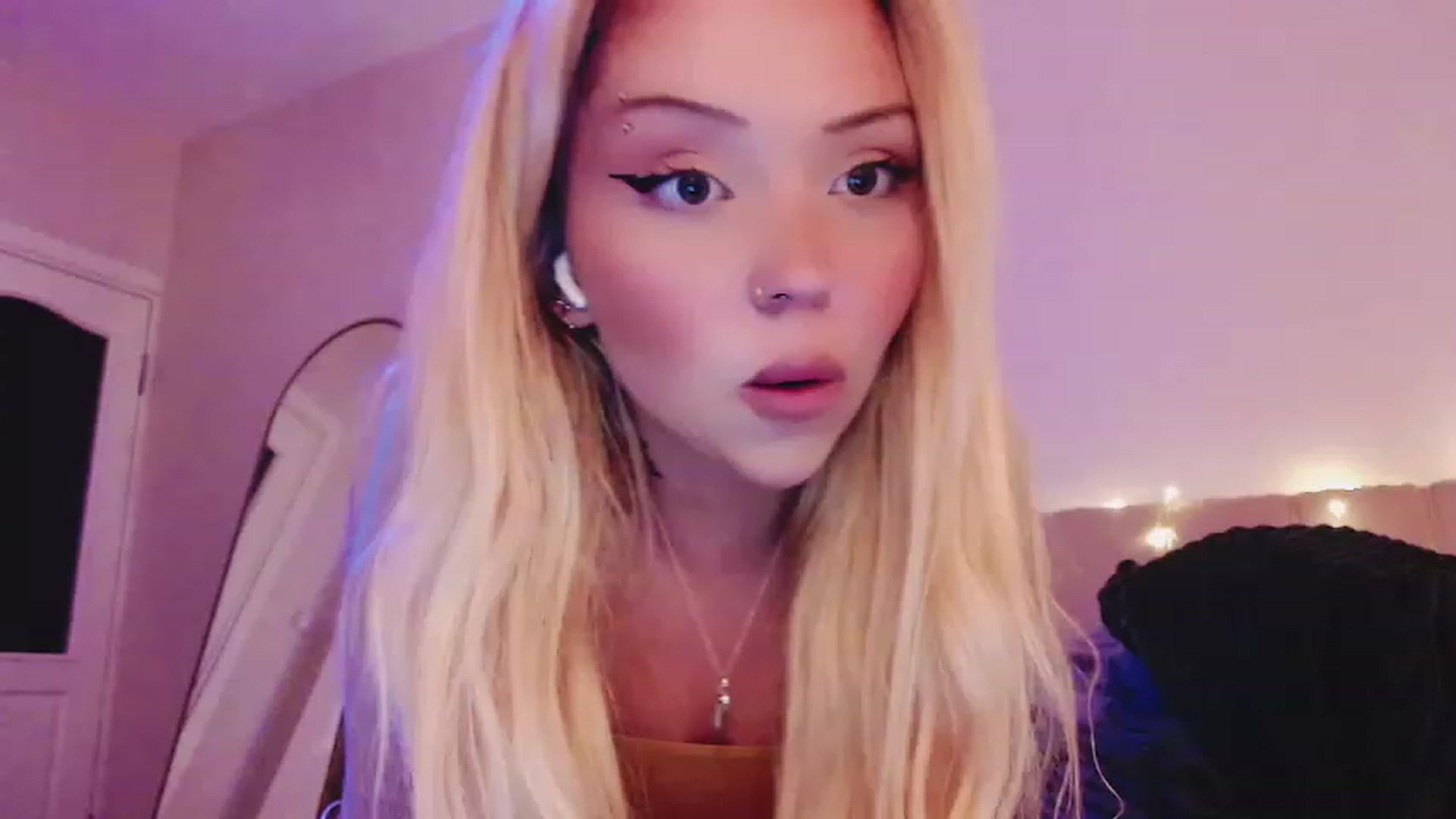 Gallery image thumbnail from Sk8Gurl420's myfreecams stream on, 03/17/2023, 21:31 image 2 of 20