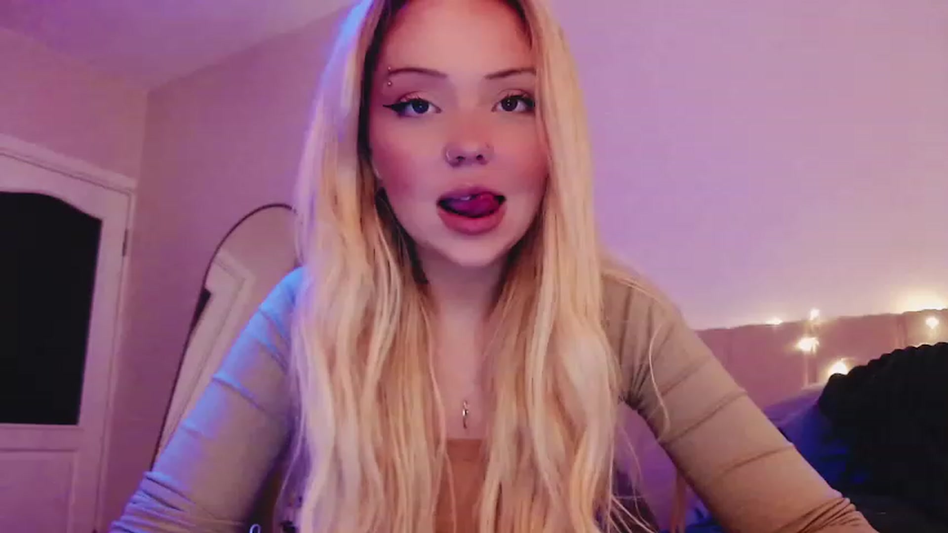 Gallery image thumbnail from Sk8Gurl420's myfreecams stream on, 03/17/2023, 21:31 image 8 of 20