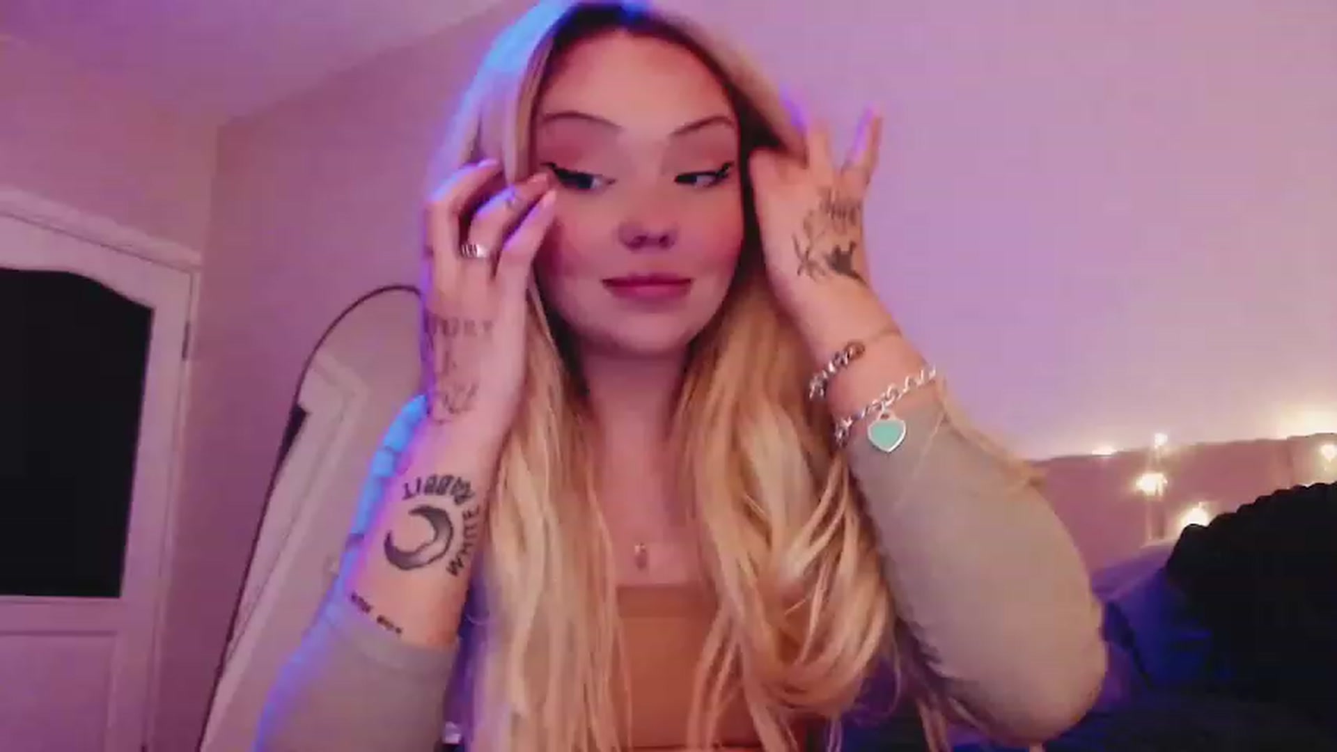 Gallery image thumbnail from Sk8Gurl420's myfreecams stream on, 03/17/2023, 21:31 image 7 of 20