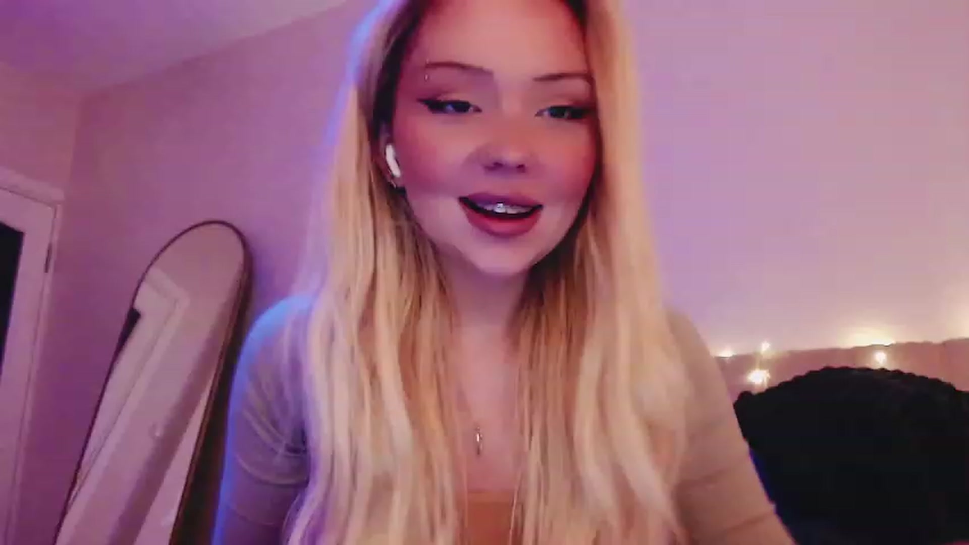 Gallery image thumbnail from Sk8Gurl420's myfreecams stream on, 03/17/2023, 21:31 image 1 of 20