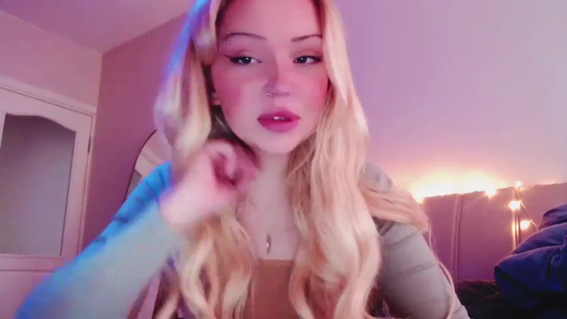 Gallery image thumbnail from Sk8Gurl420's myfreecams stream on, 03/19/2023, 09:59 image 17 of 20