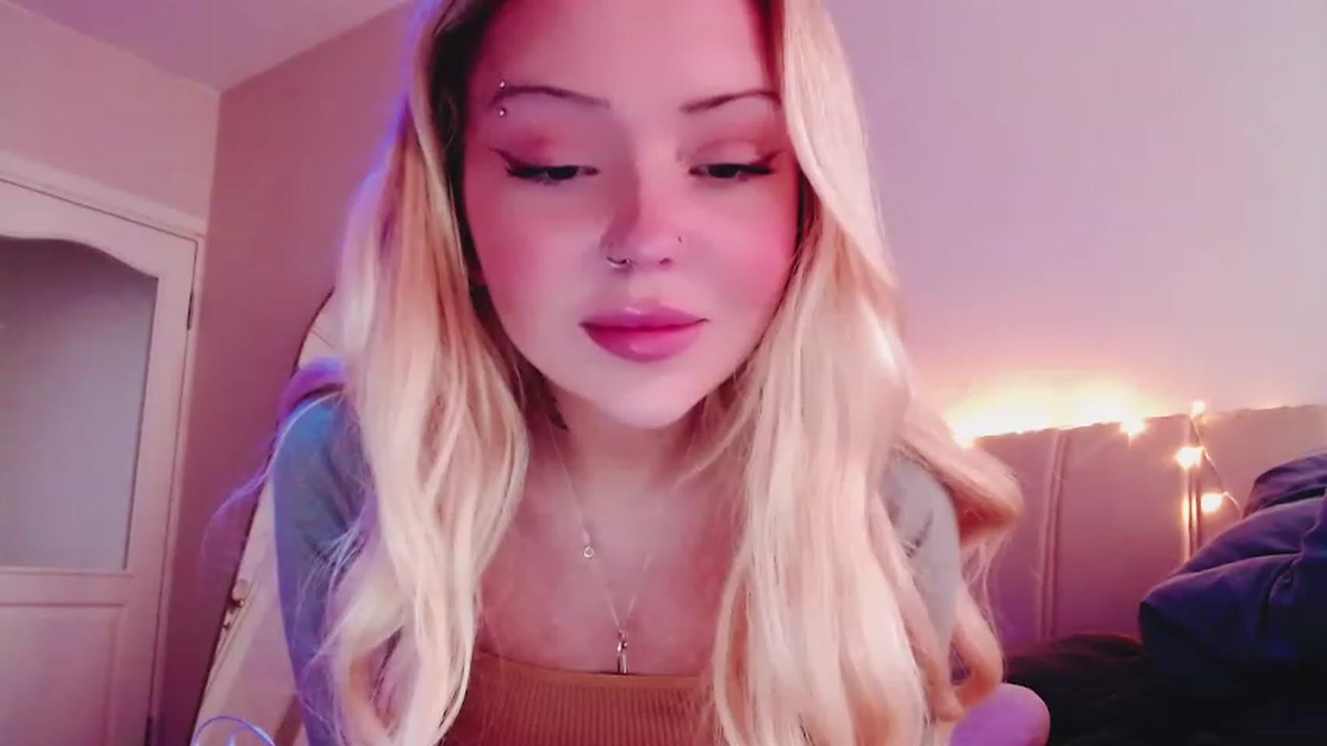 Gallery image thumbnail from Sk8Gurl420's myfreecams stream on, 03/19/2023, 09:59 image 8 of 20