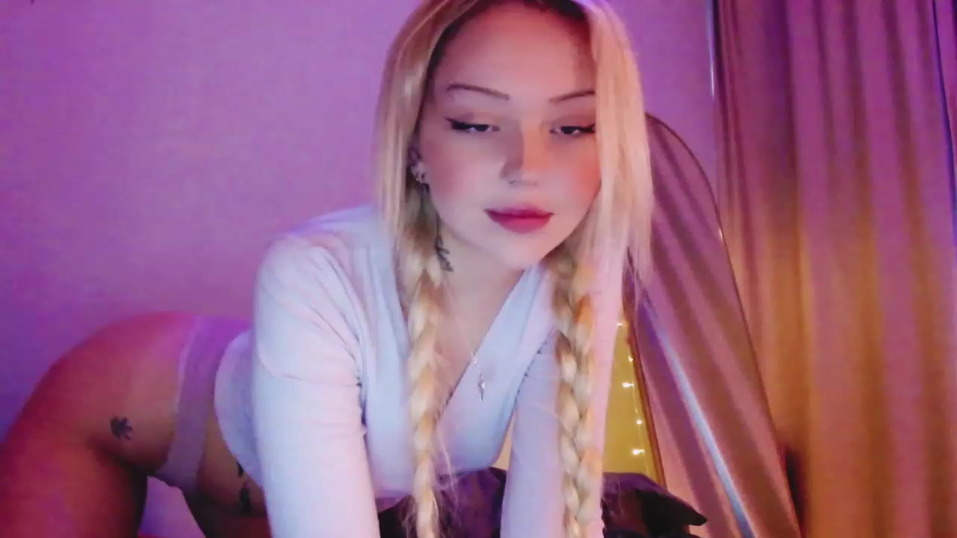 Gallery image thumbnail from Sk8Gurl420's myfreecams stream on, 04/07/2023, 16:21 image 15 of 20