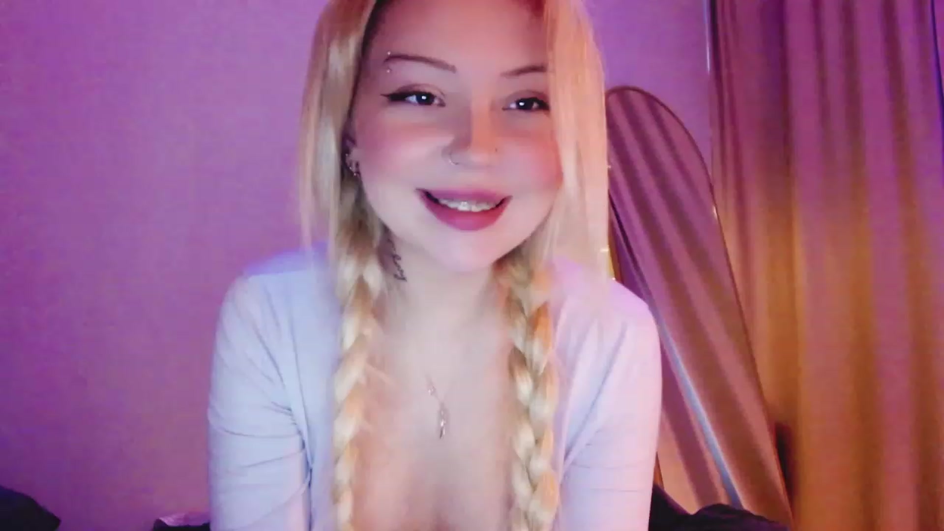 Gallery image thumbnail from Sk8Gurl420's myfreecams stream on, 04/07/2023, 16:21 image 17 of 20