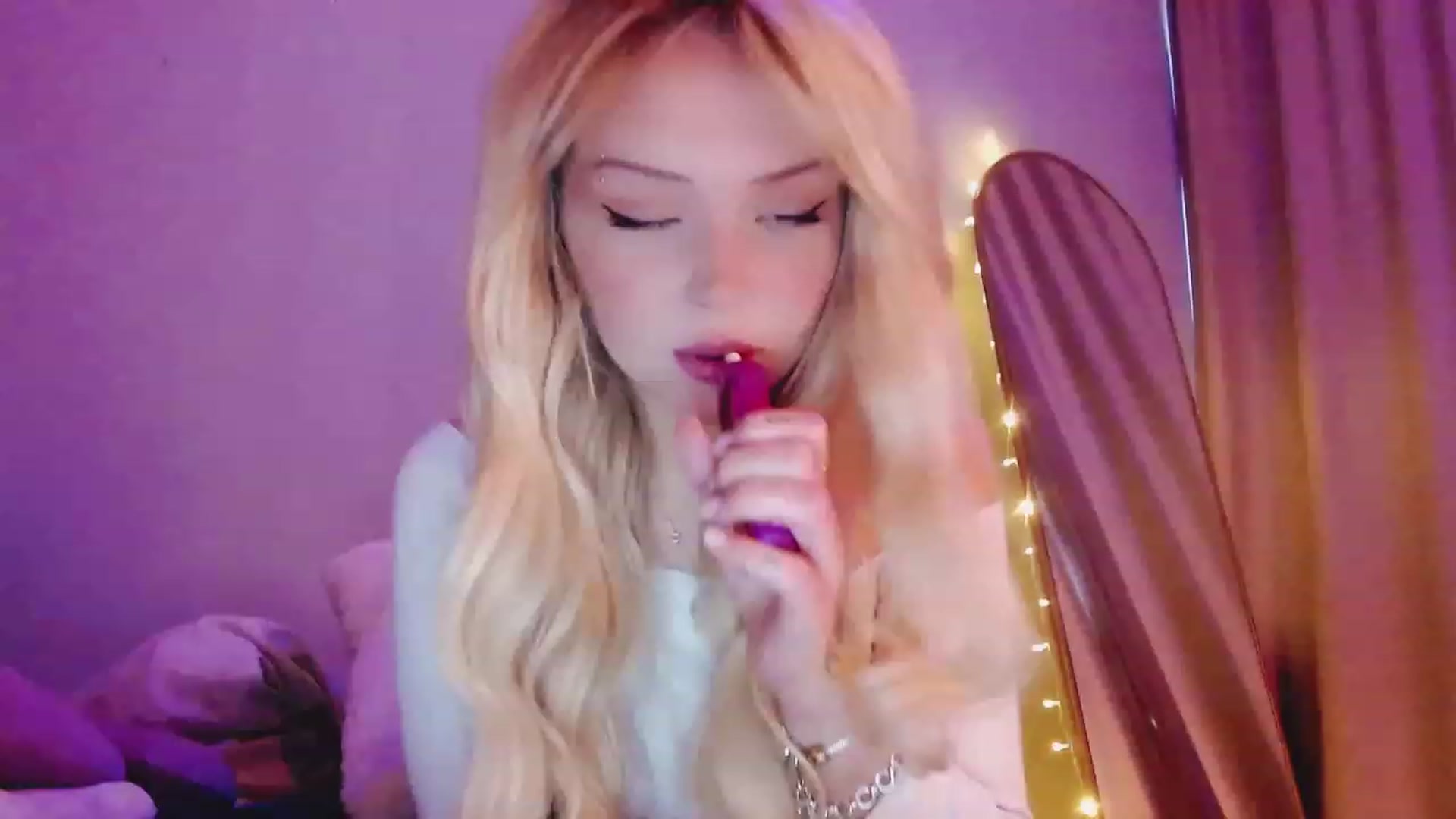 Gallery image thumbnail from Sk8Gurl420's myfreecams stream on, 04/10/2023, 14:38 image 15 of 20