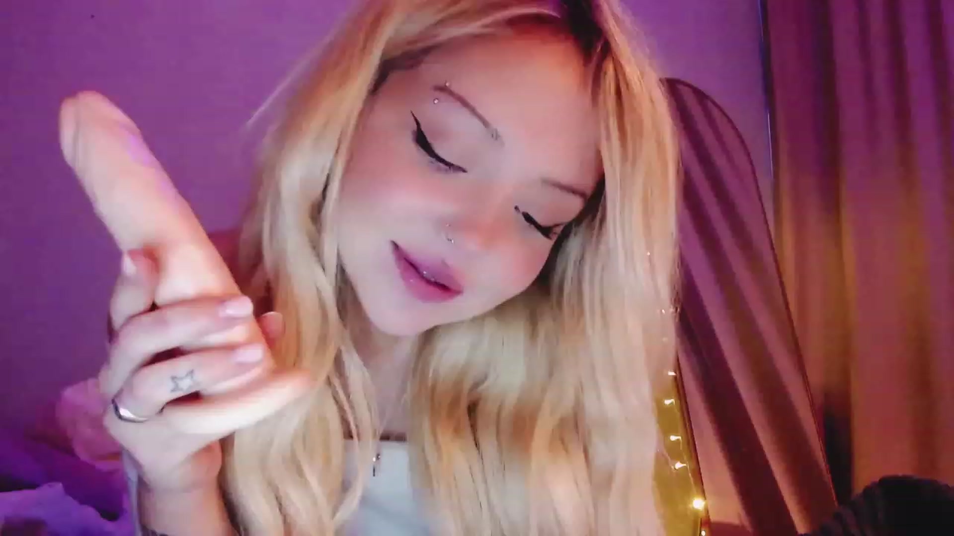 Gallery image thumbnail from Sk8Gurl420's myfreecams stream on, 04/10/2023, 15:19 image 10 of 20
