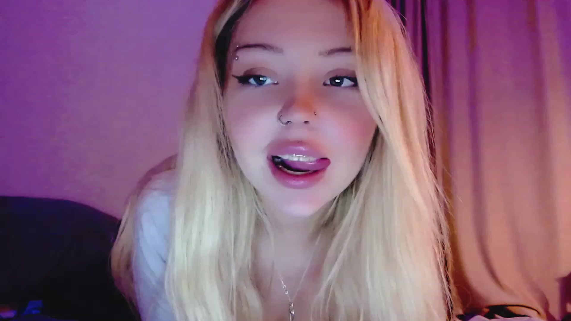 Gallery image thumbnail from Sk8Gurl420's myfreecams stream on, 04/17/2023, 20:25 image 1 of 20