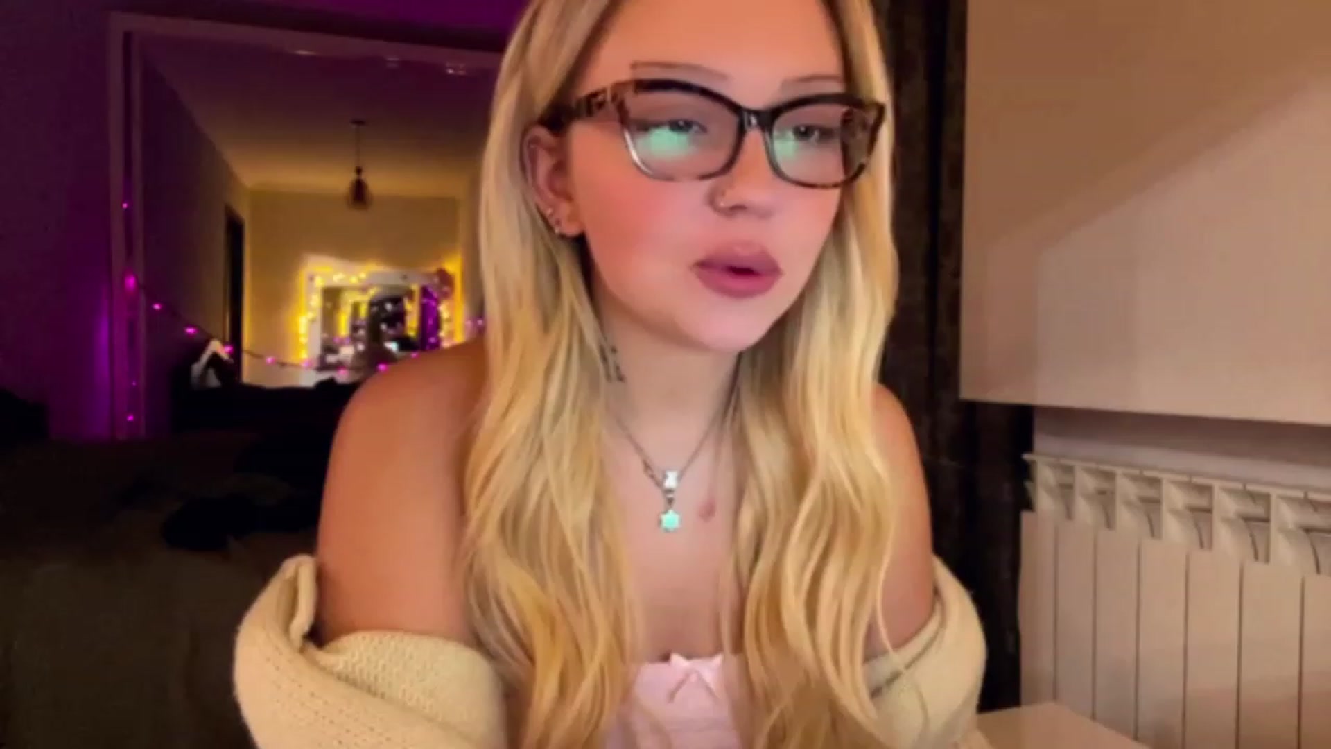 Gallery image thumbnail from Sk8Gurl420's myfreecams stream on, 12/25/2023, 19:08 image 11 of 20
