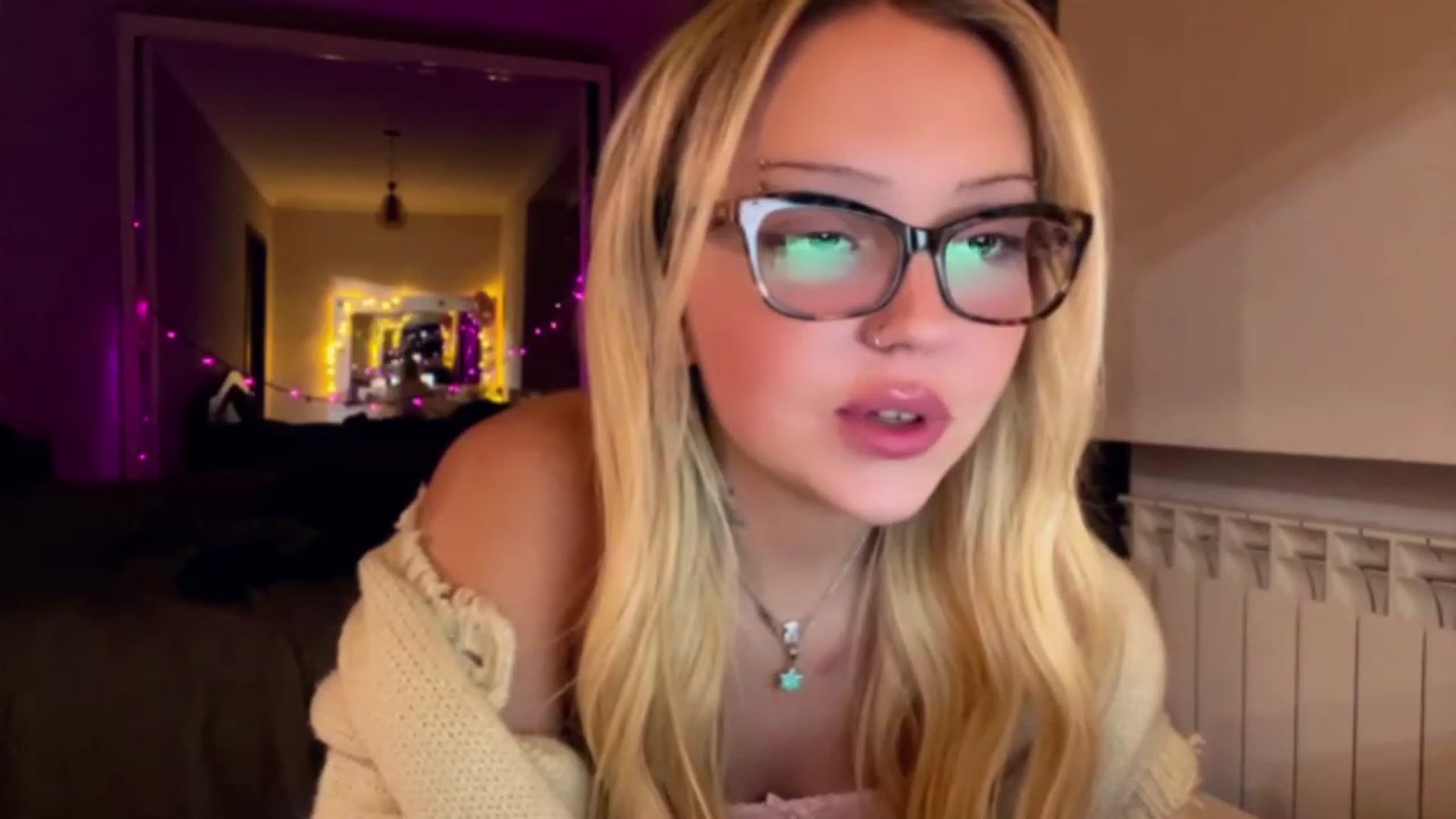 Gallery image thumbnail from Sk8Gurl420's myfreecams stream on, 12/25/2023, 19:08 image 8 of 20