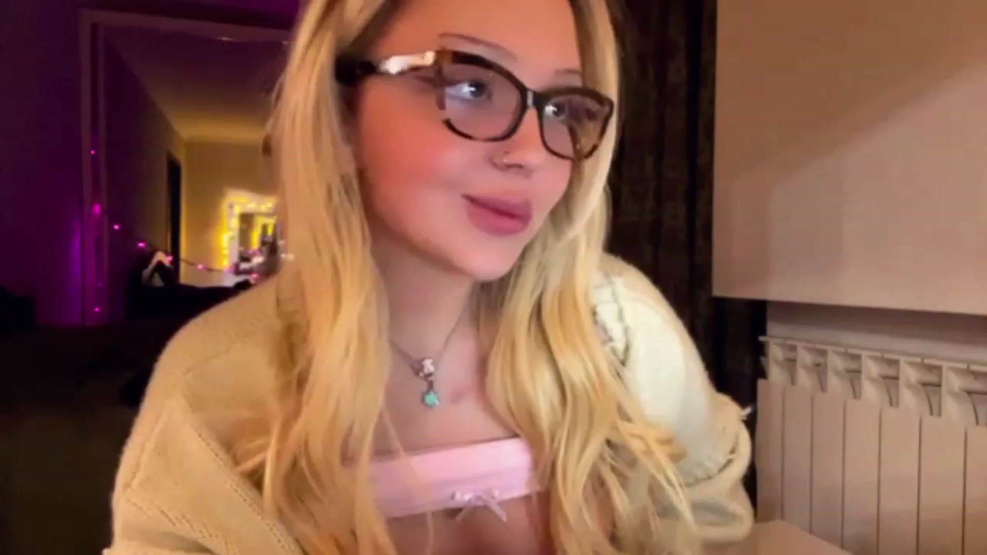 Gallery image thumbnail from Sk8Gurl420's myfreecams stream on, 12/25/2023, 19:08 image 16 of 20