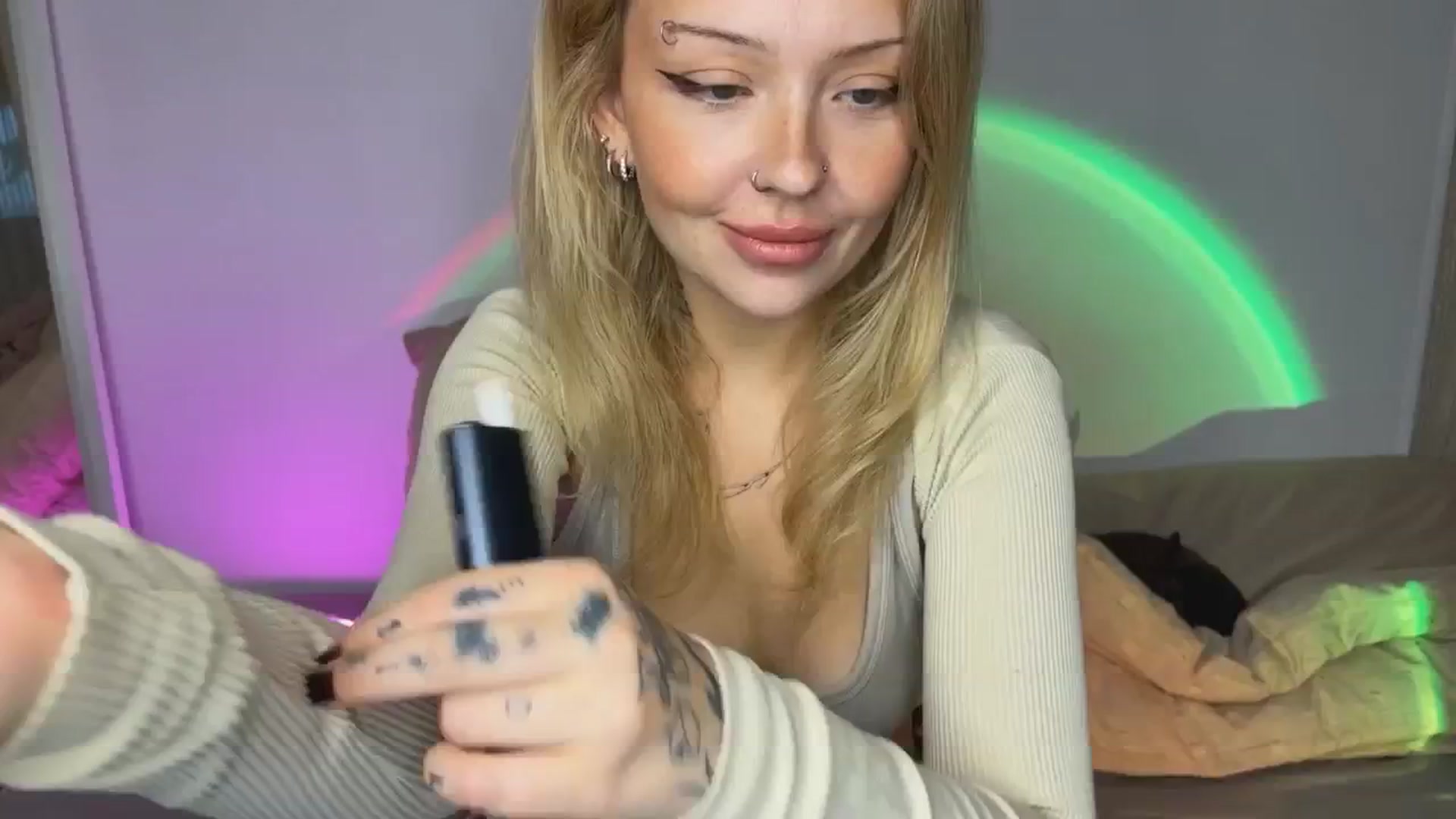 Gallery image thumbnail from Sk8Gurl420's myfreecams stream on, 05/01/2025, 15:08 image 4 of 20
