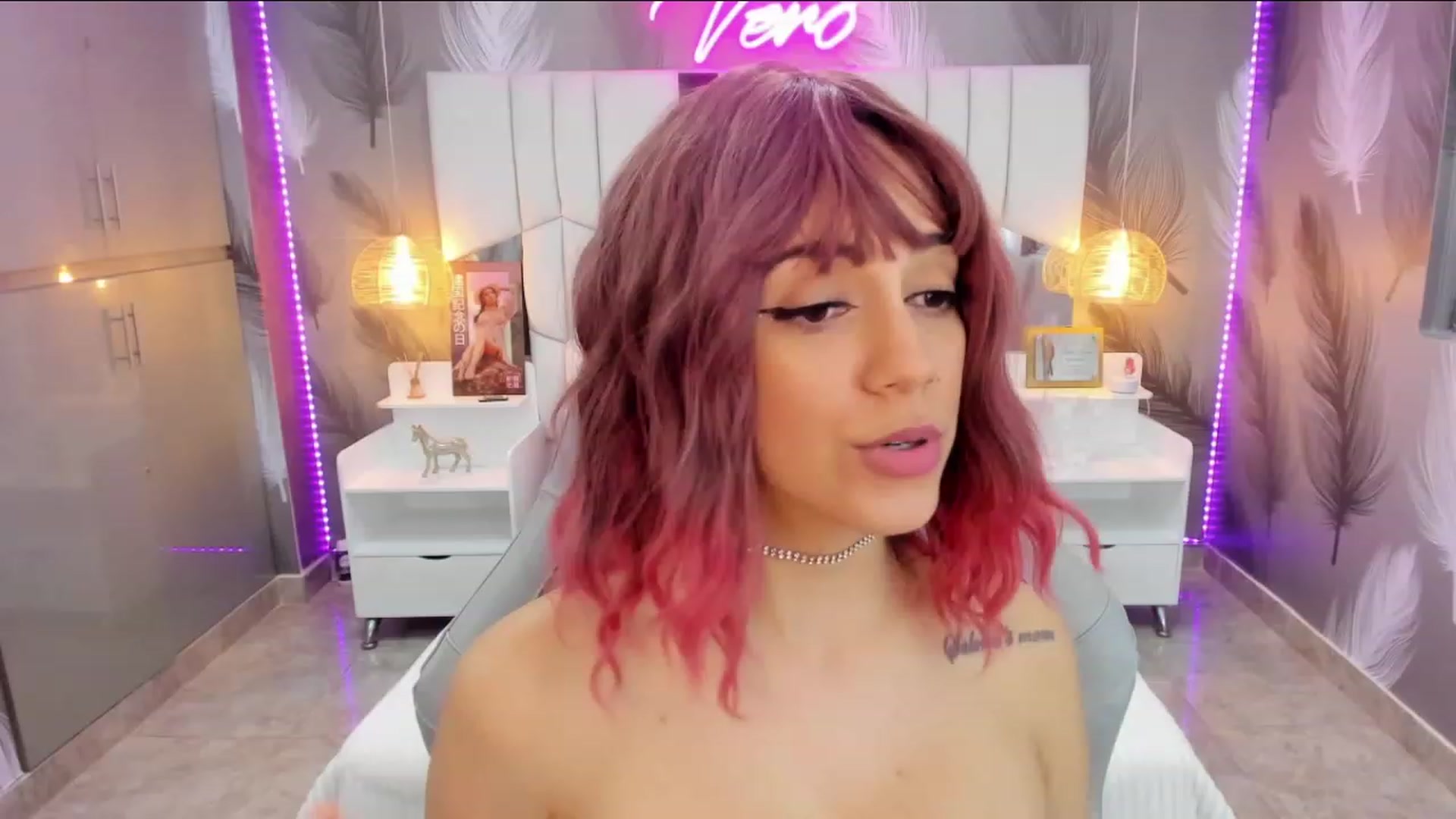 Gallery image thumbnail from SkinnyVeronik's myfreecams stream on, 11/15/2022, 13:48 image 7 of 20