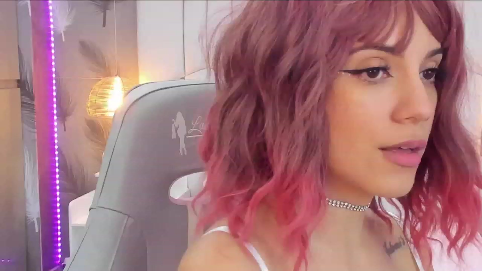 Gallery image thumbnail from SkinnyVeronik's myfreecams stream on, 11/15/2022, 14:35 image 6 of 20