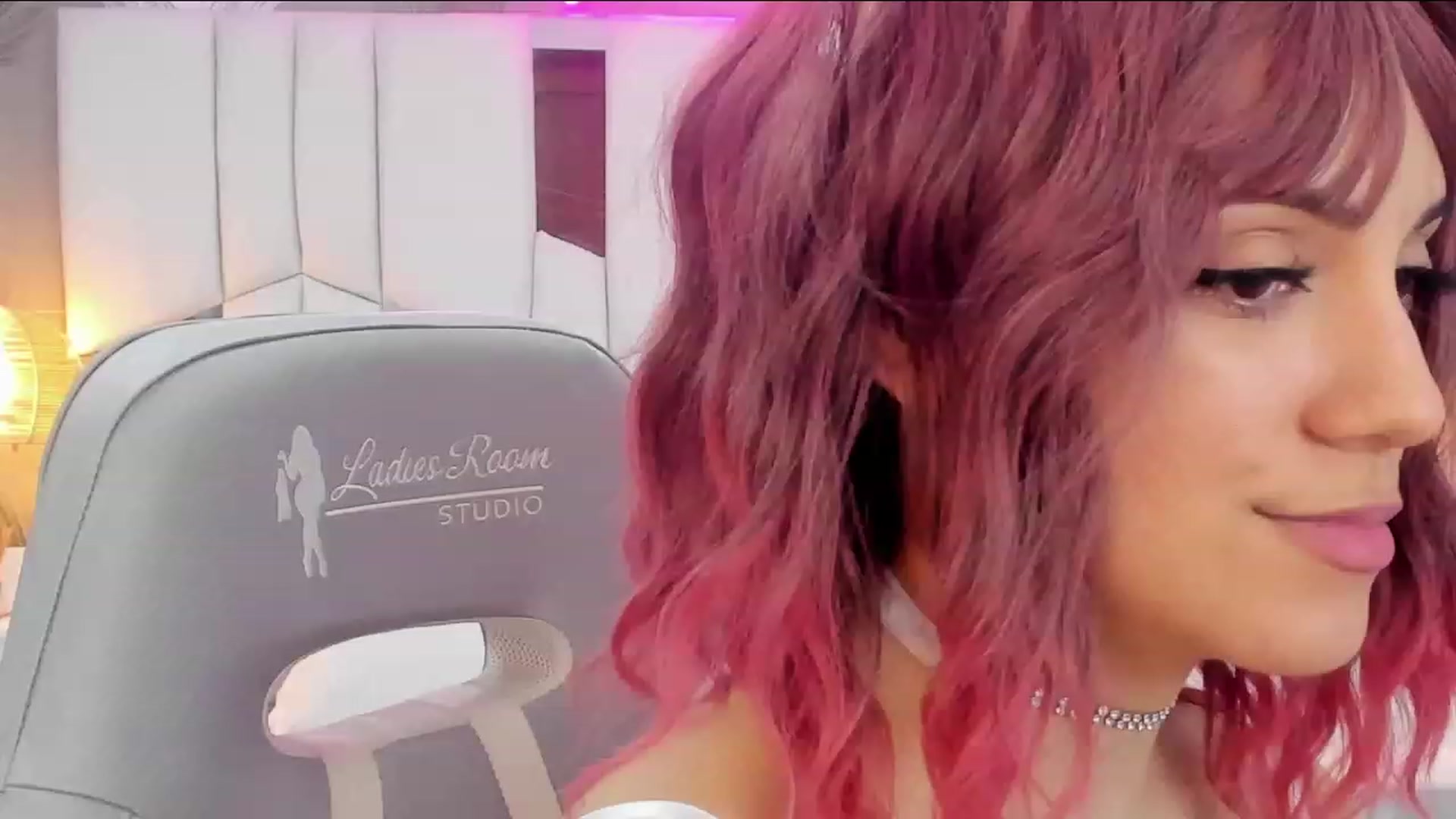 Gallery image thumbnail from SkinnyVeronik's myfreecams stream on, 11/15/2022, 14:35 image 13 of 20