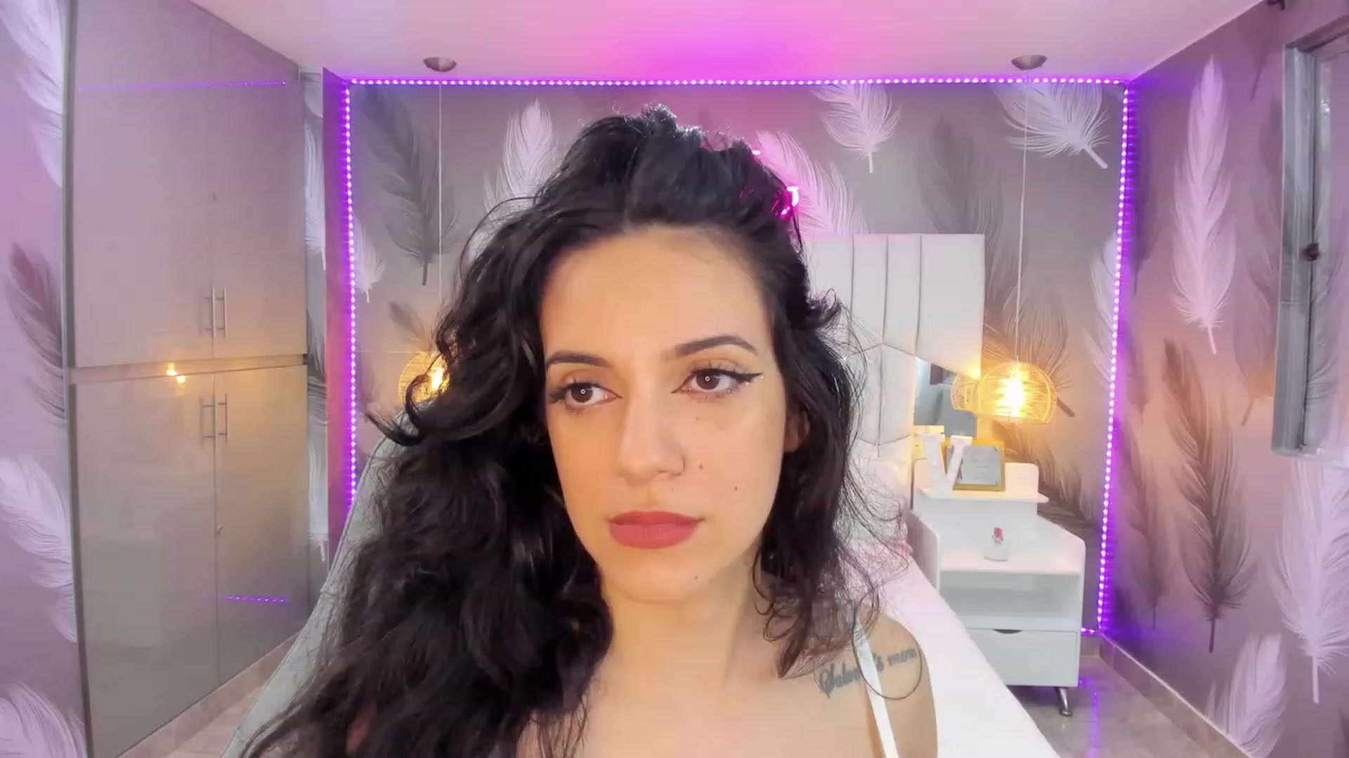 Gallery image thumbnail from SkinnyVeronik's myfreecams stream on, 11/15/2022, 17:35 image 3 of 20
