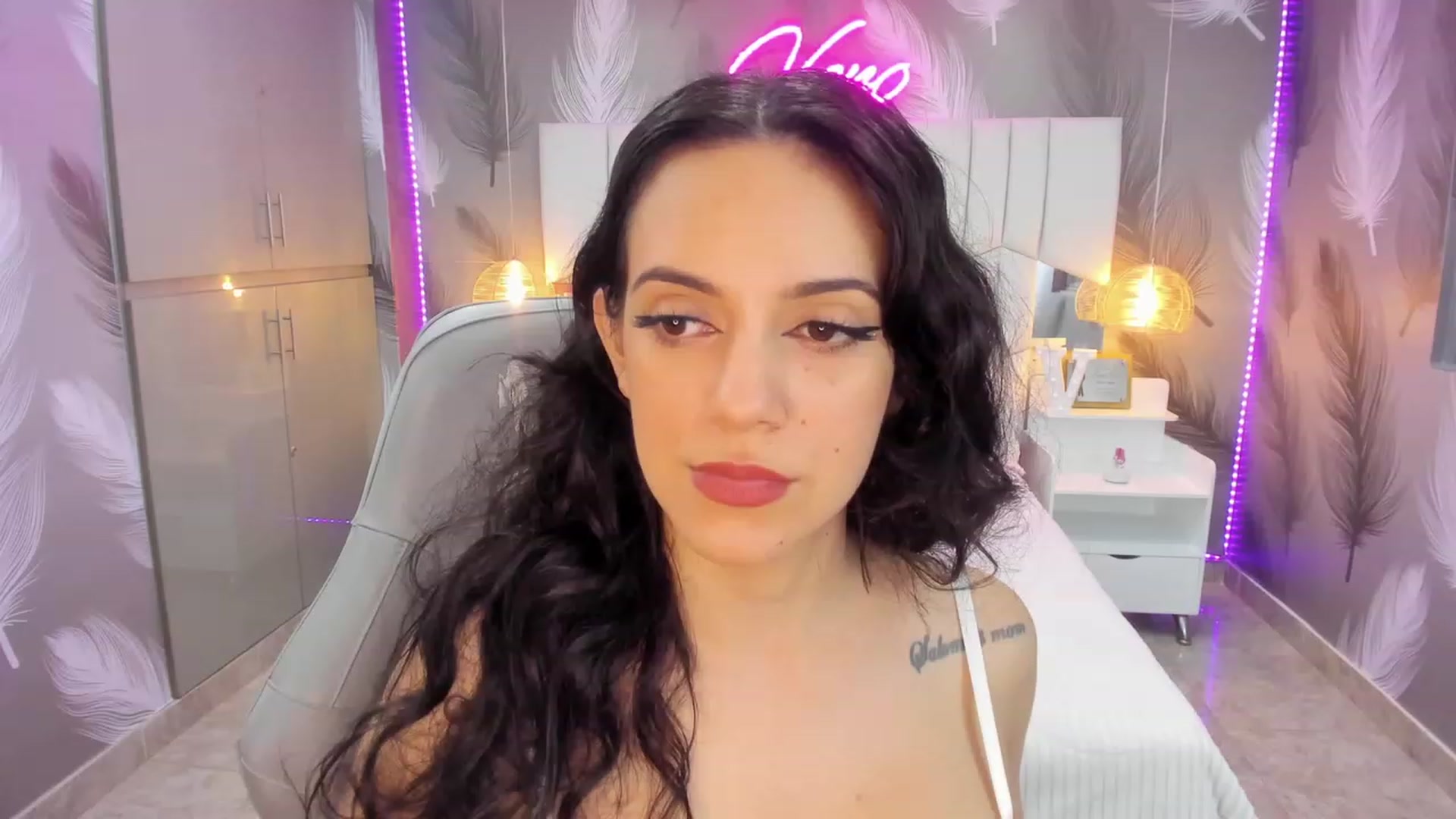 Gallery image thumbnail from SkinnyVeronik's myfreecams stream on, 11/15/2022, 17:35 image 16 of 20