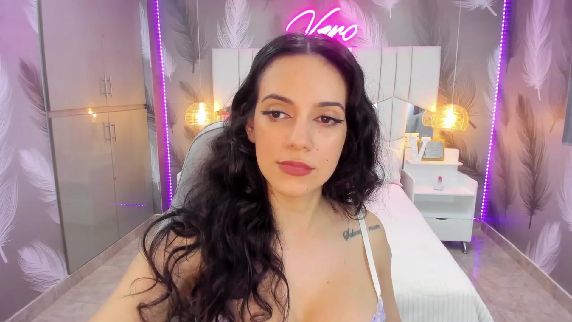 Gallery image thumbnail from SkinnyVeronik's myfreecams stream on, 11/15/2022, 17:35 image 17 of 20
