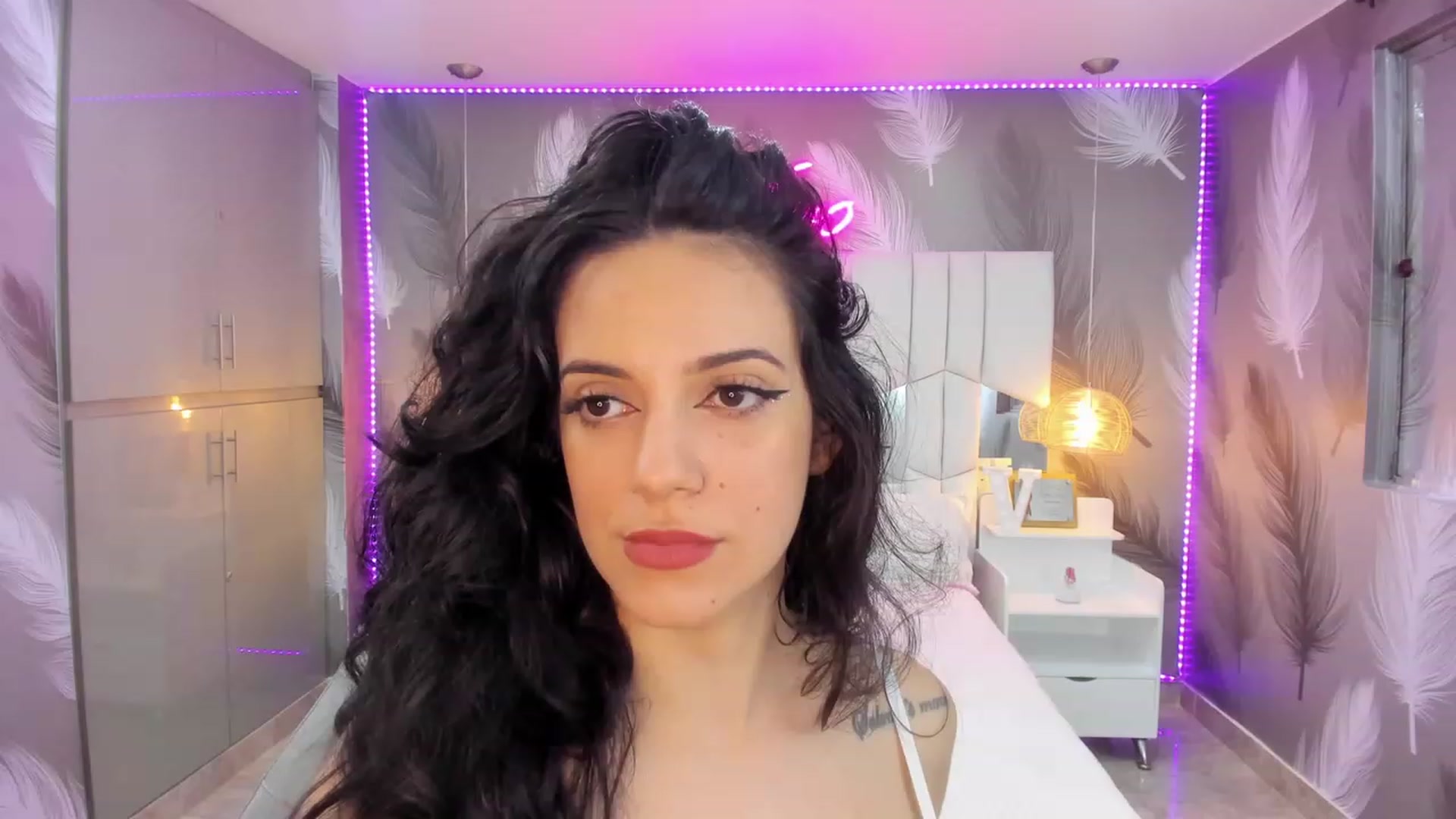 Gallery image thumbnail from SkinnyVeronik's myfreecams stream on, 11/15/2022, 17:35 image 2 of 20