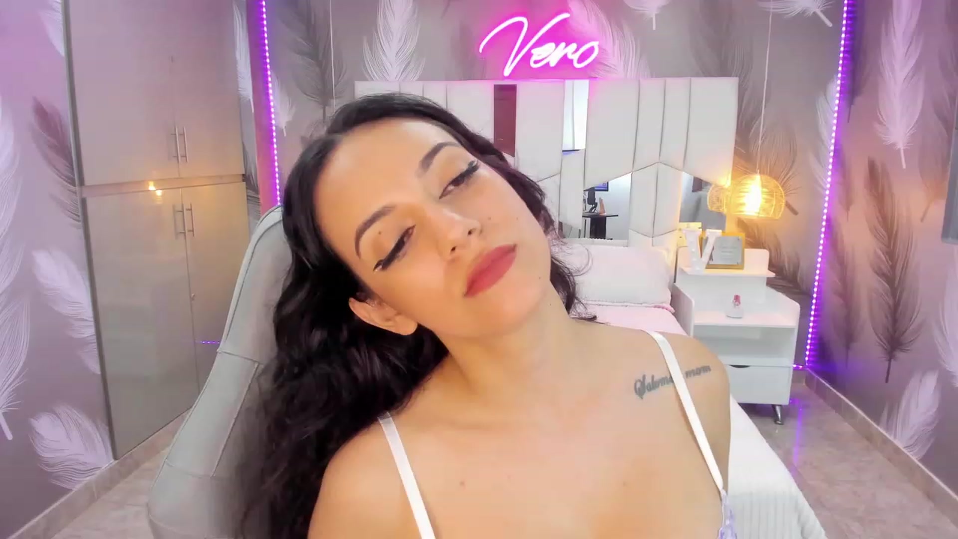 Gallery image thumbnail from SkinnyVeronik's myfreecams stream on, 11/15/2022, 17:35 image 15 of 20
