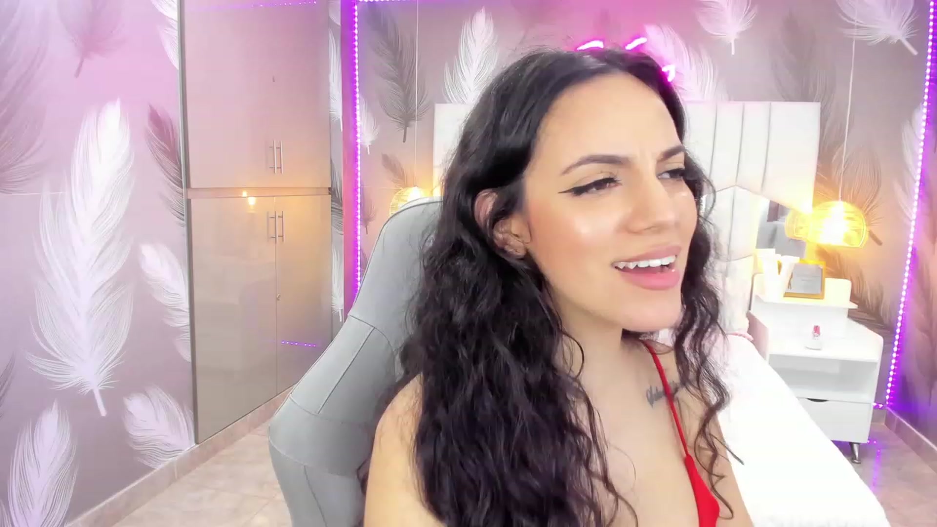 Gallery image thumbnail from SkinnyVeronik's myfreecams stream on, 11/16/2022, 16:30 image 16 of 20
