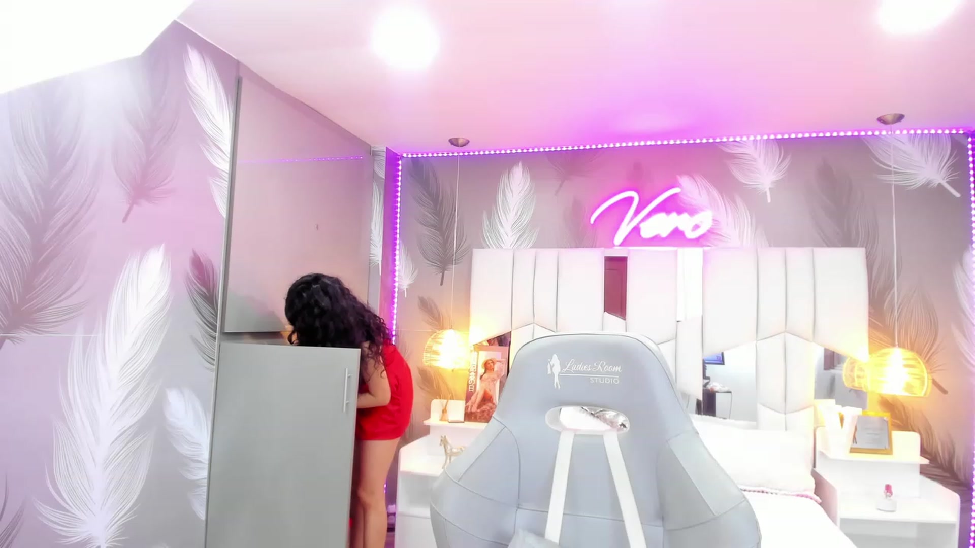 Gallery image thumbnail from SkinnyVeronik's myfreecams stream on, 11/16/2022, 16:30 image 12 of 20