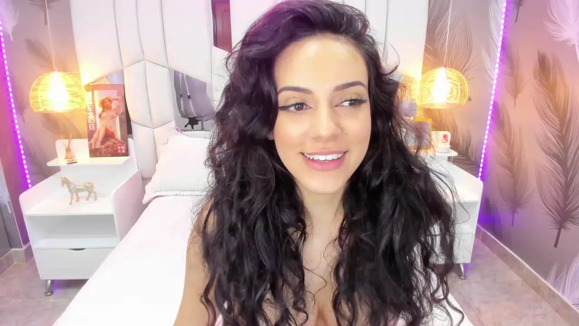 Gallery image thumbnail from SkinnyVeronik's myfreecams stream on, 11/17/2022, 15:58 image 8 of 20