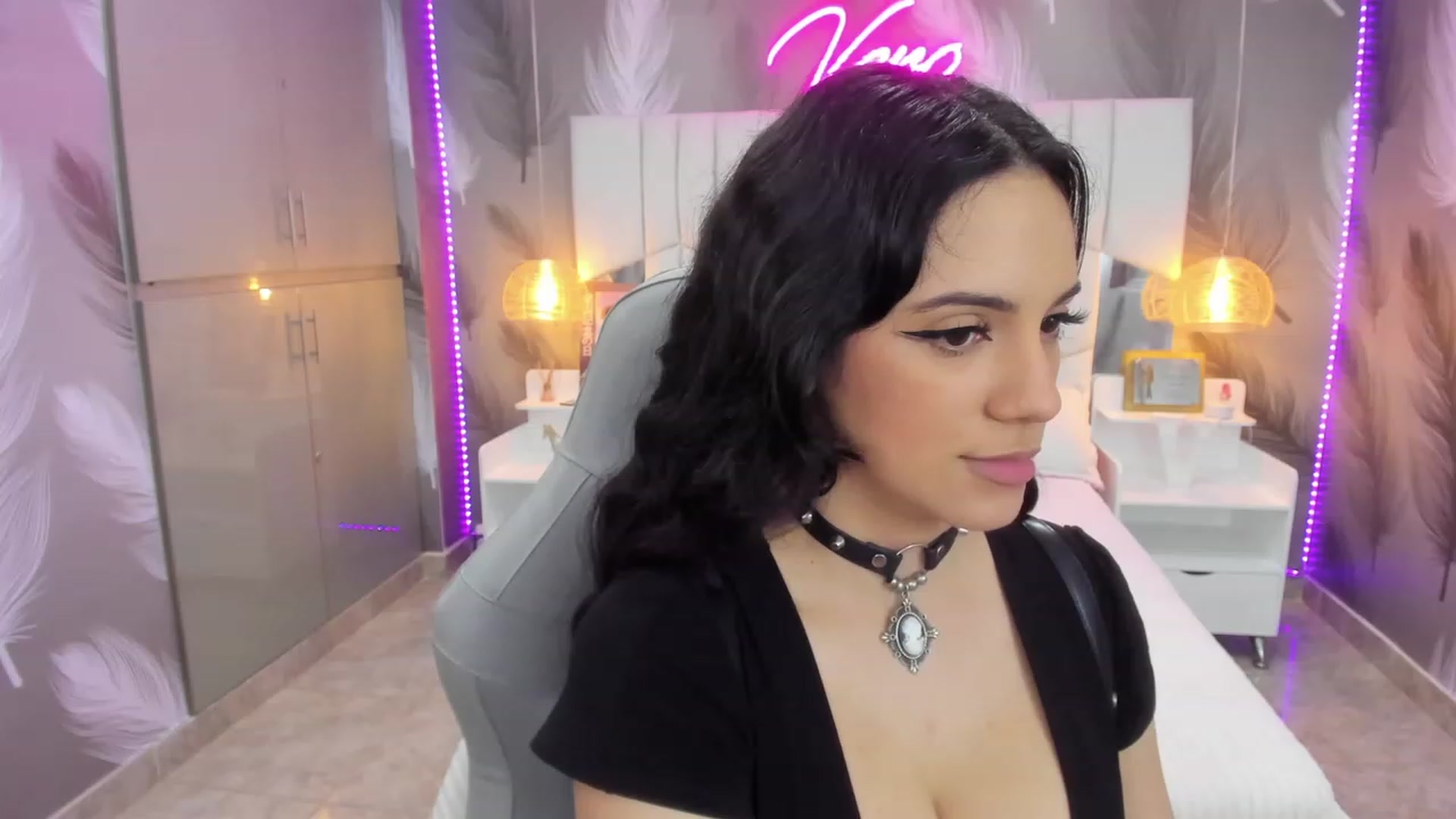 Gallery image thumbnail from SkinnyVeronik's myfreecams stream on, 11/18/2022, 13:21 image 18 of 20