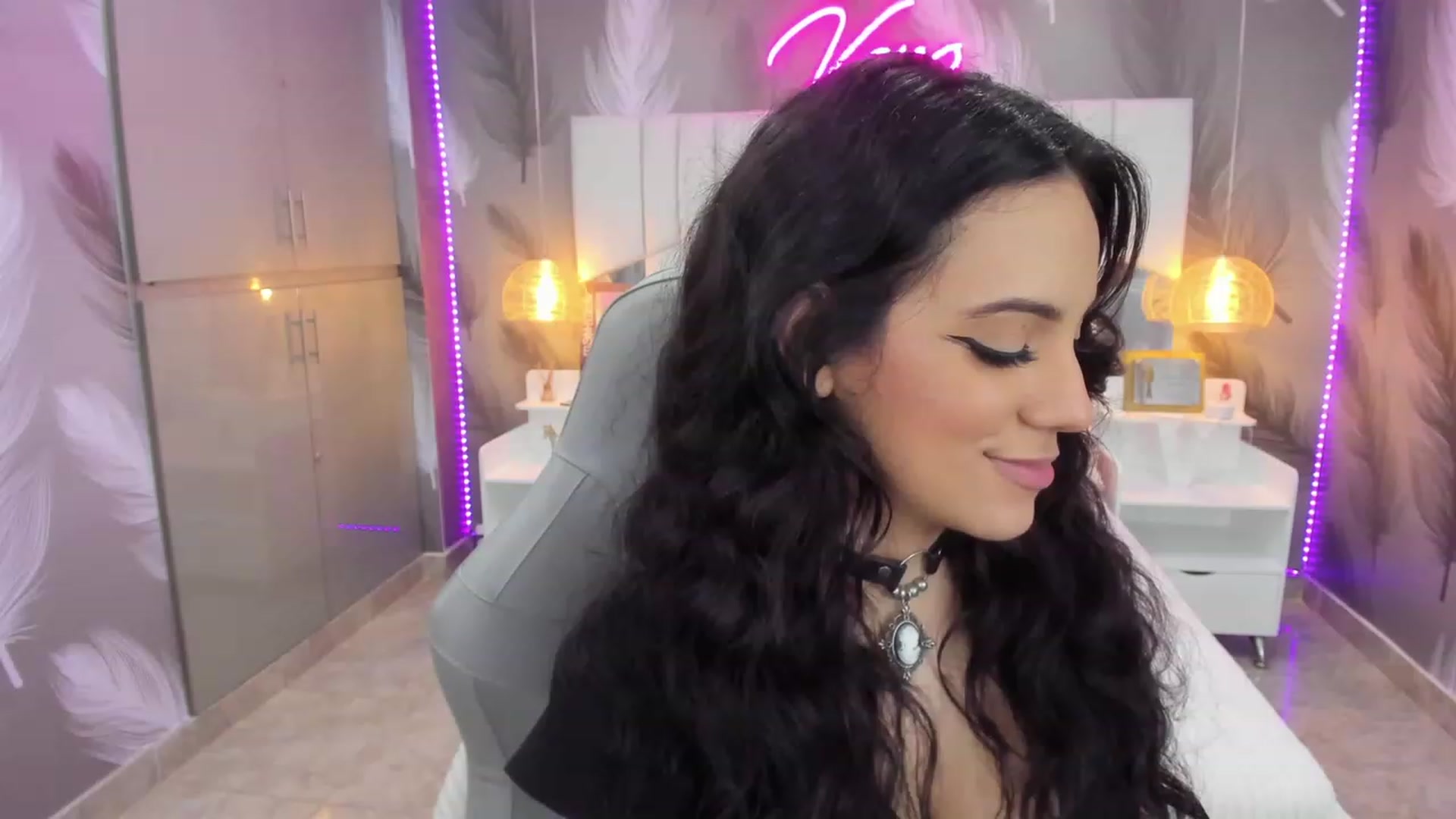 Gallery image thumbnail from SkinnyVeronik's myfreecams stream on, 11/18/2022, 13:21 image 16 of 20