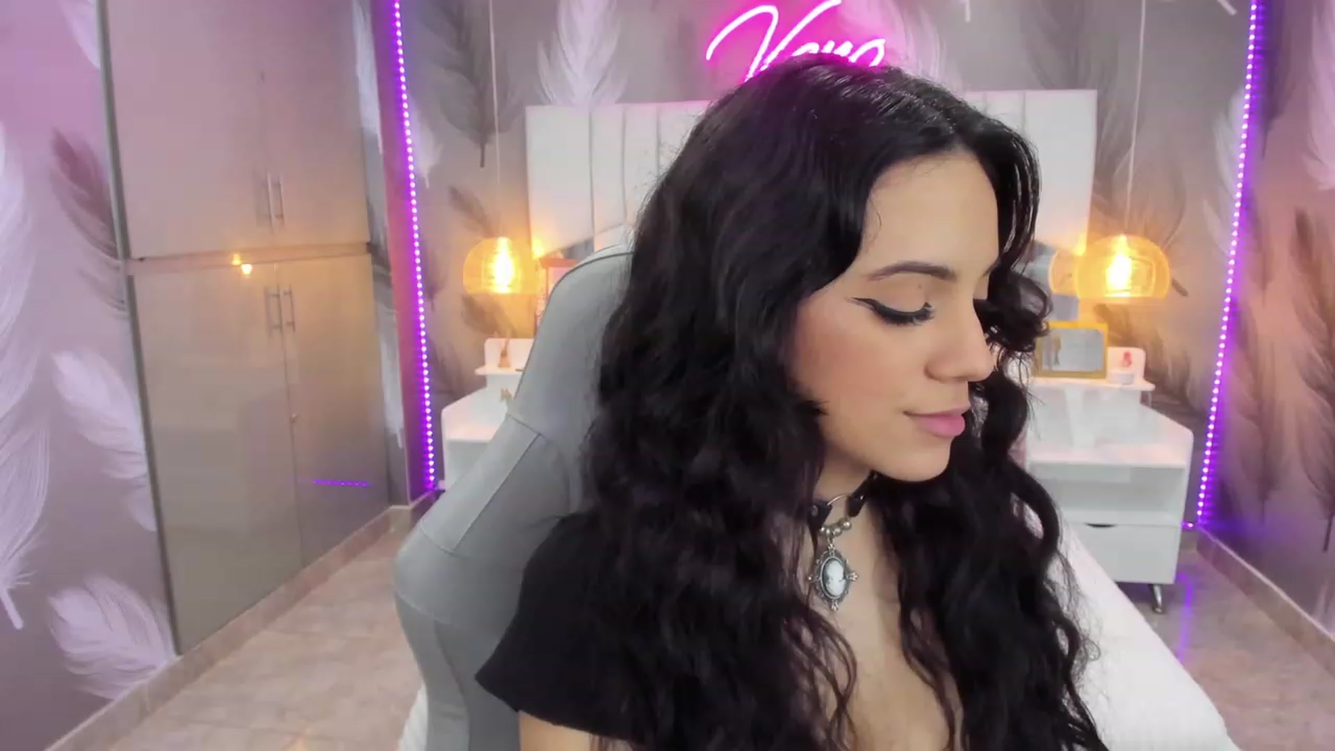 Gallery image thumbnail from SkinnyVeronik's myfreecams stream on, 11/18/2022, 13:21 image 14 of 20