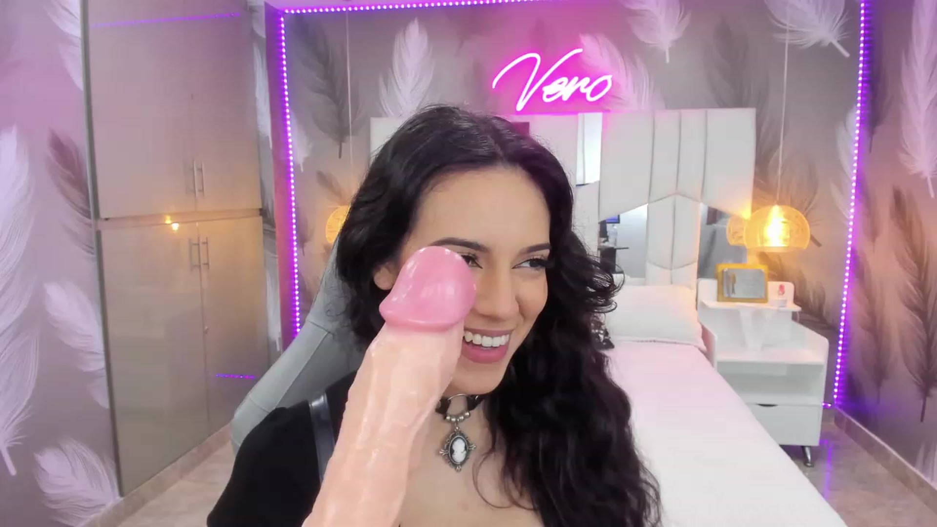 Gallery image thumbnail from SkinnyVeronik's myfreecams stream on, 11/18/2022, 13:21 image 10 of 20